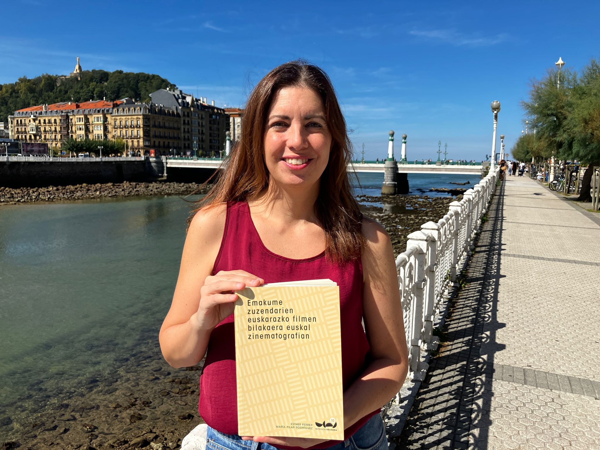 Esther Ferrer Donostian, Maria Pilar Rodriguezekin batera argitaratutako liburuarekin | Argazkia: utzita