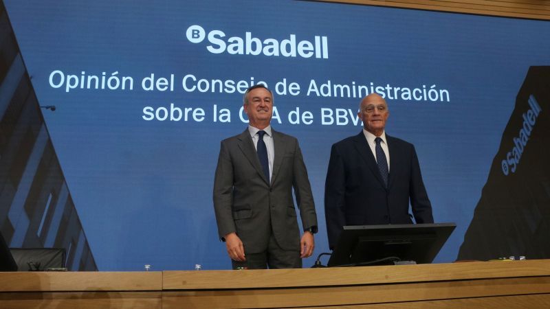   Cesar Gonzalez Bueno Banc Sabadelleko kontseilari delegatua eta Josep Oliu presidentea | Maria Asmarat/ACN