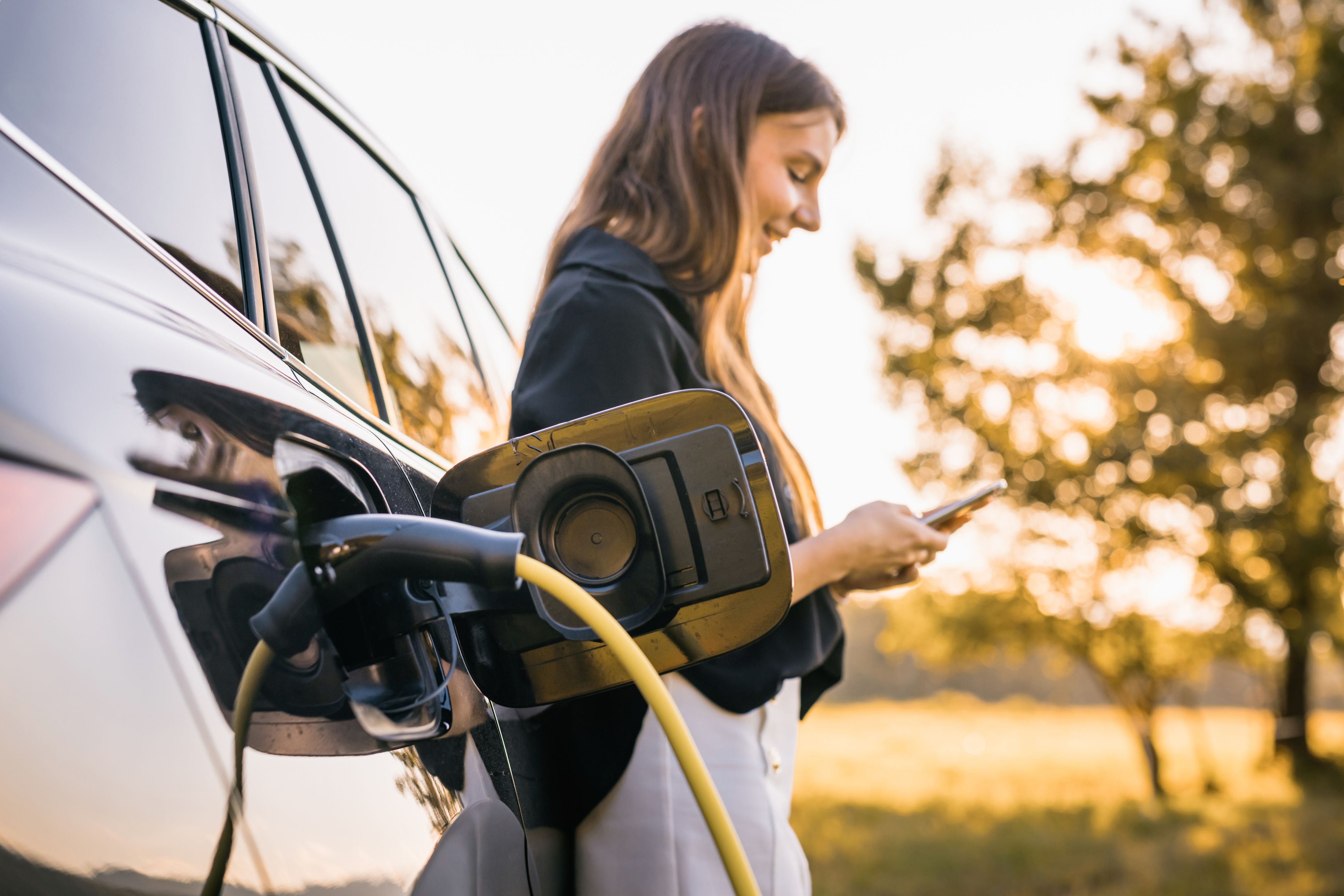 Auto elektriko bat kargatzen | Argazkia: iStock