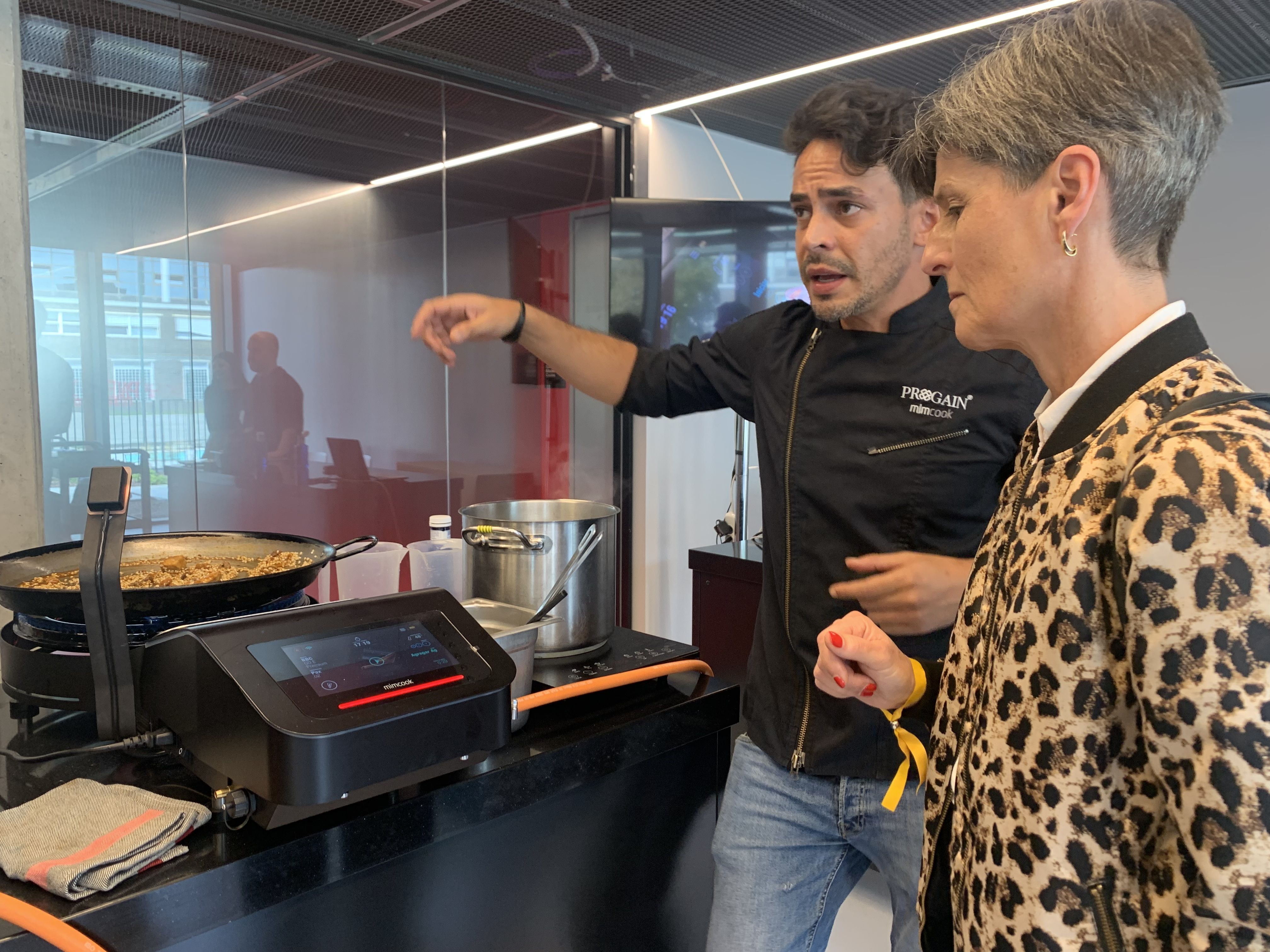 Felipe Corominas Mimcookeko fundatzailea, paella egiteko robotak aurkezten | Argazkia: EnpresaBIDEA