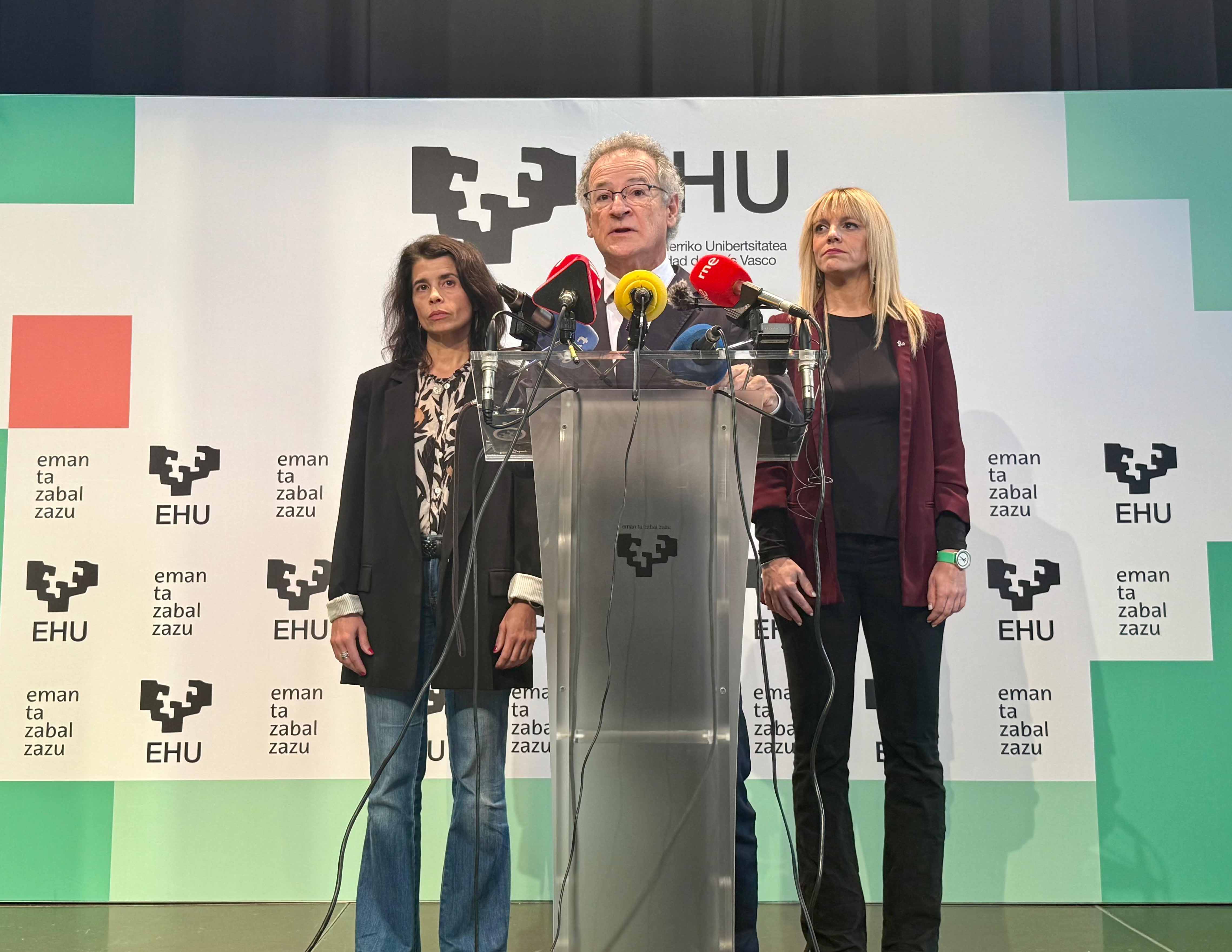 Ixone Fernandez de Labastida, Joxerra Bengoetxea eta Estitxu Garai | Argazkia: EHU