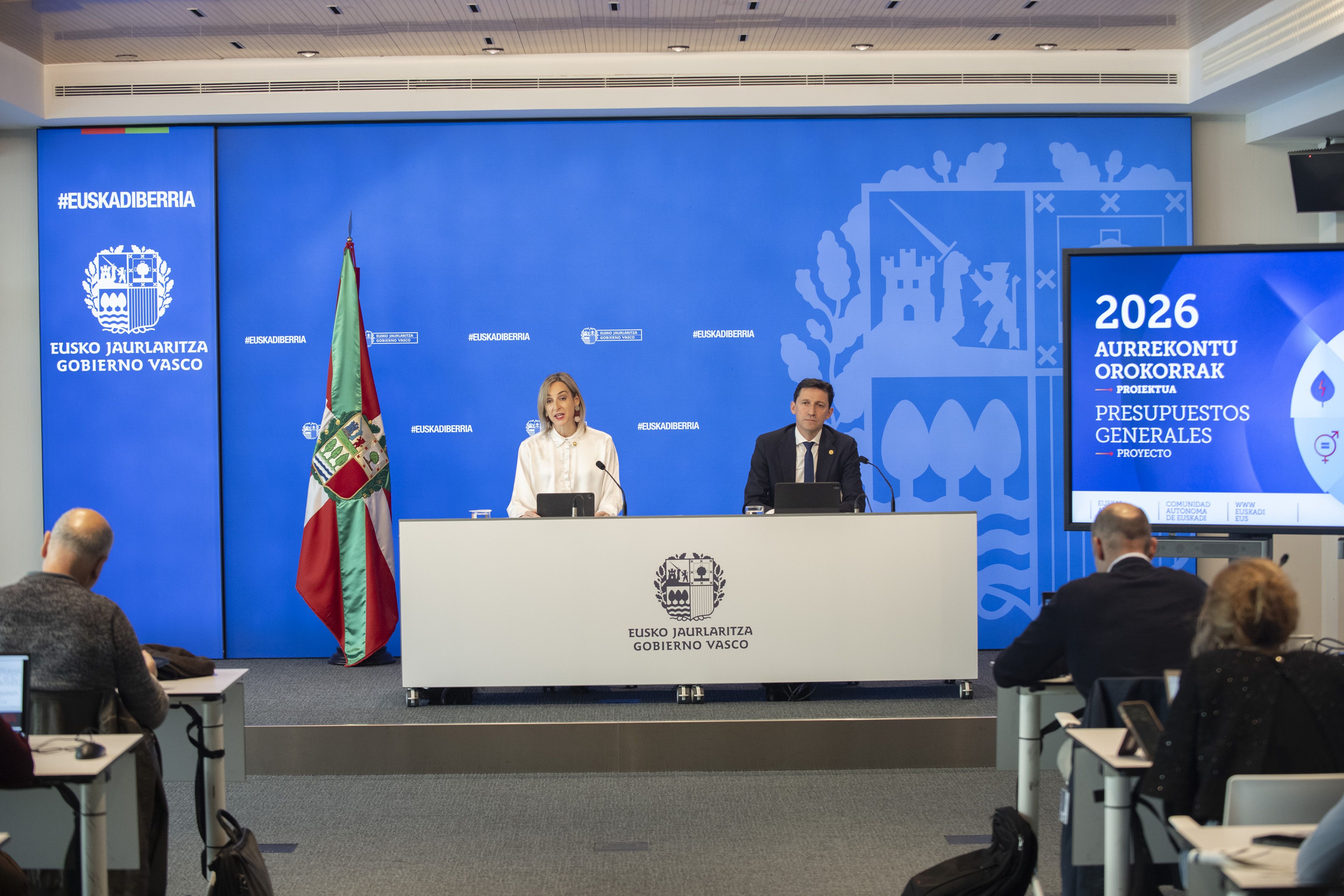 Maria Ubarretxena eta Noel d'Anjou, atzo, aurrekontuen aurkezpenean | Argazkia: Irekia Maria Ubarretxena eta Noel d'Anjou, atzo, aurrekontuen aurkezpenean | Argazkia: Irekia