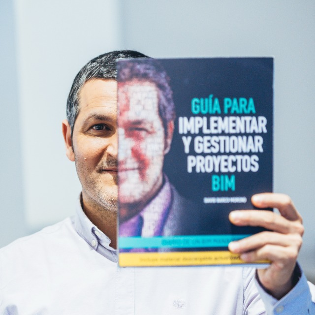 David Barco, bere liburuarekin | Argazkia: Utzita David Barco, bere liburuarekin | Argazkia: Utzita