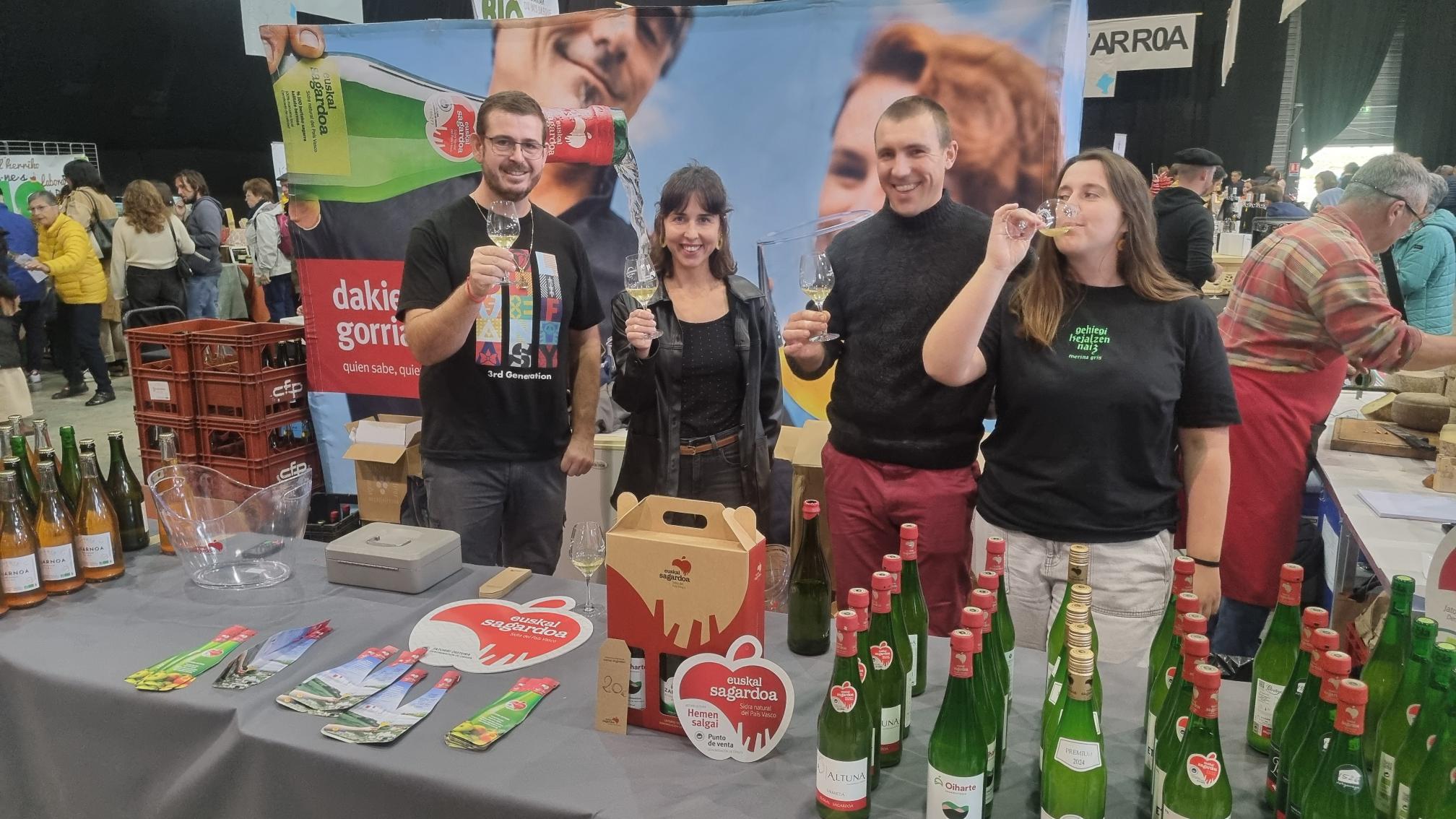 Florian Raguenes eta Olatz Mitxelena, sagardo mahaiean | Argazkia: Franck Dolosor