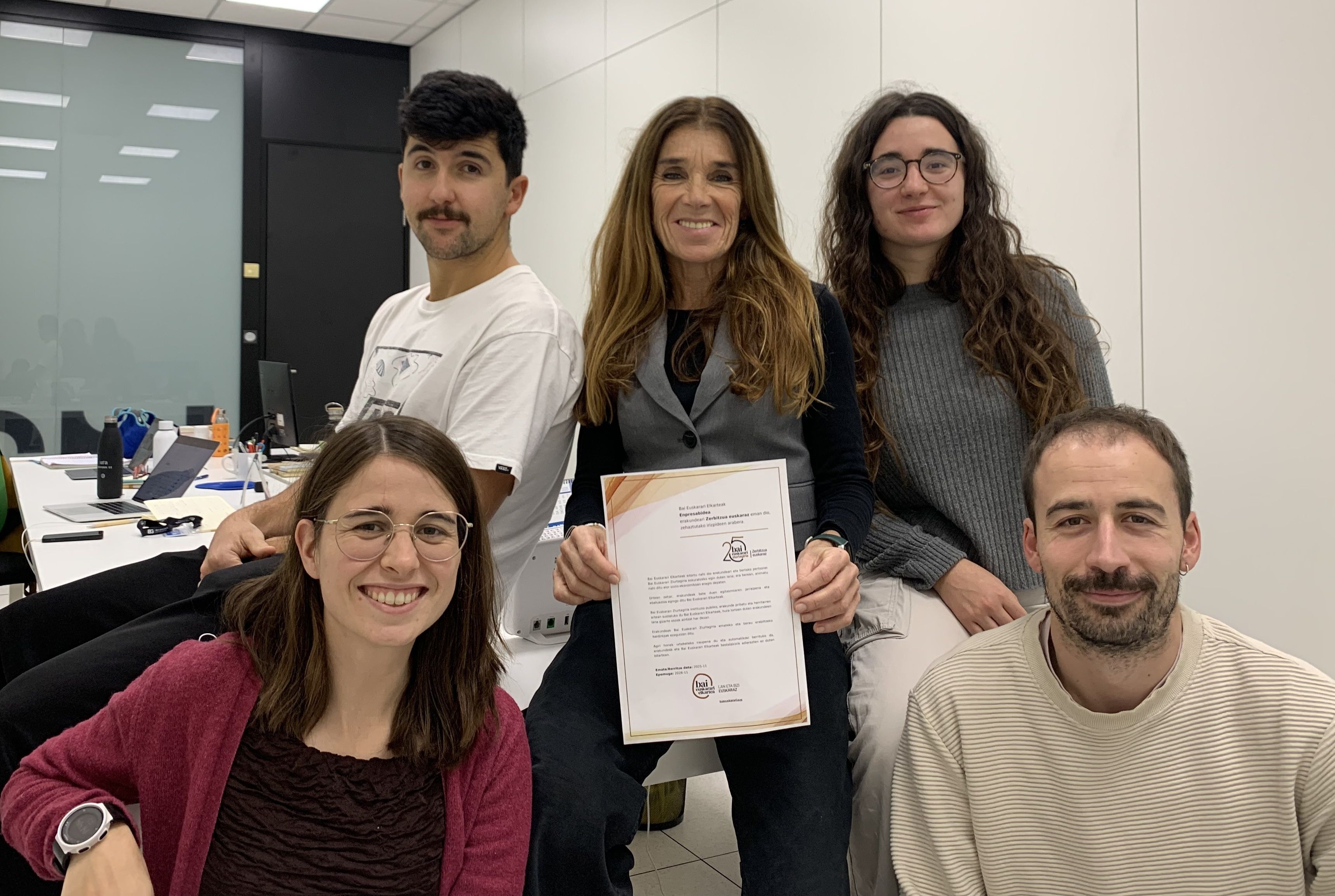 EnpresaBIDEAko lantaldea, Bai Euskarari Ziurtagiriarekin | Argazkia: EnpresaBIDEA