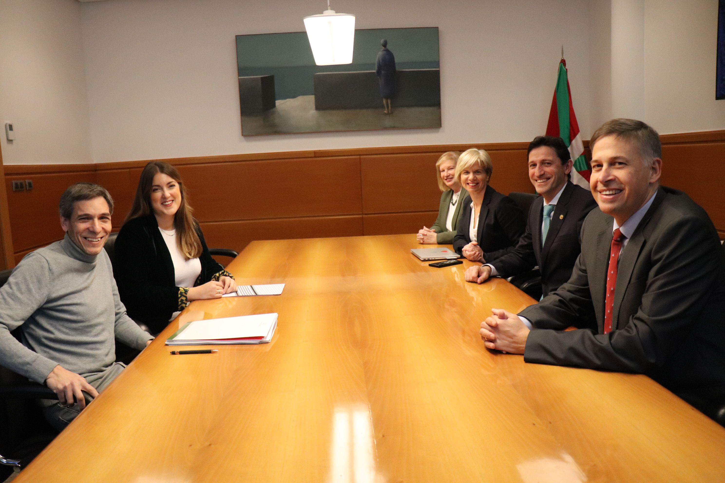 Jaurlaritzako Ogasun eta Finantza saileko eta Sumarreko ordezkariak | Argazkia: Jaurlaritza