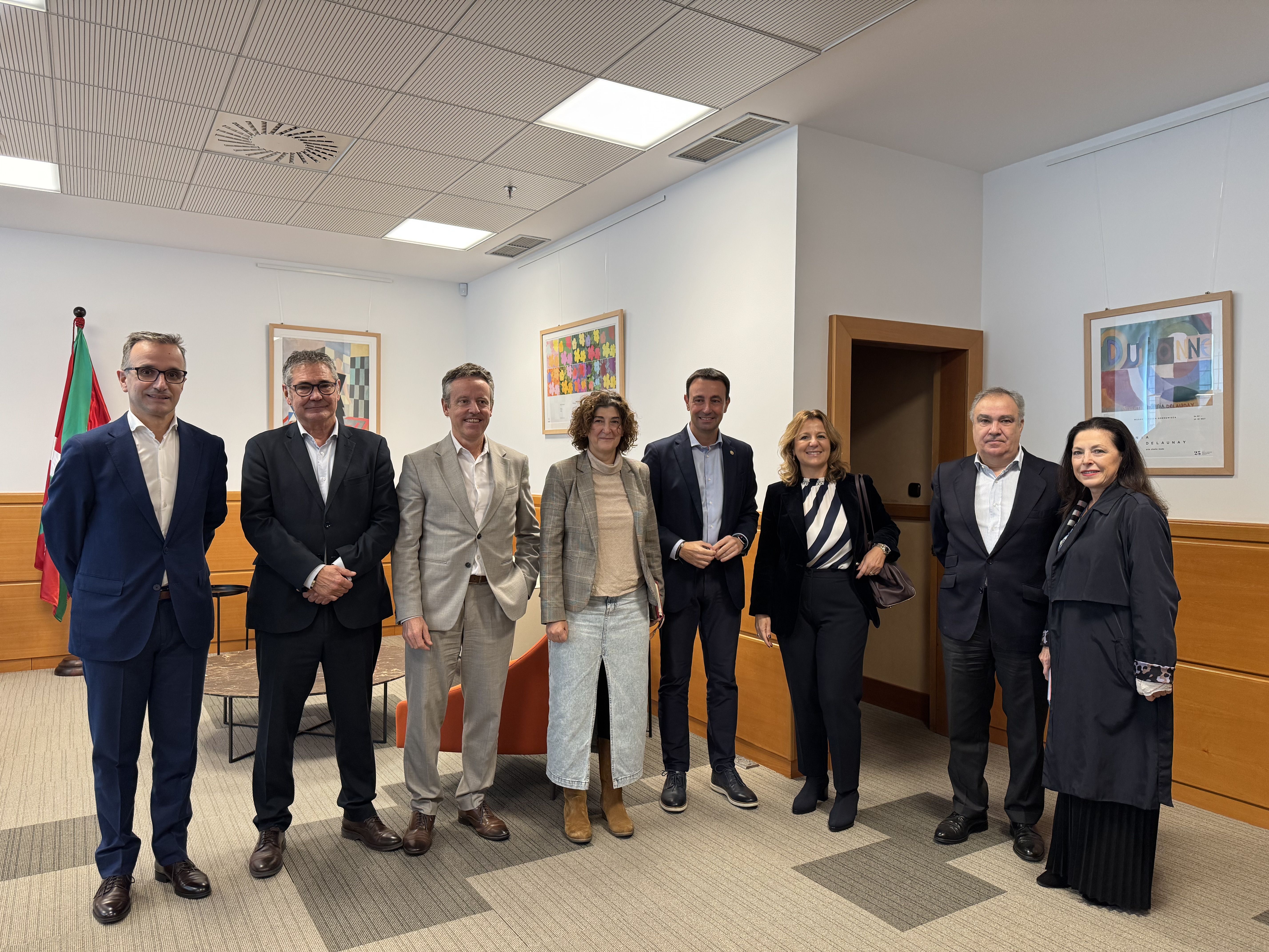 Confebaskeko ordezkariekin bildu da Mikel Torres | Argazkia: Jaurlaritza