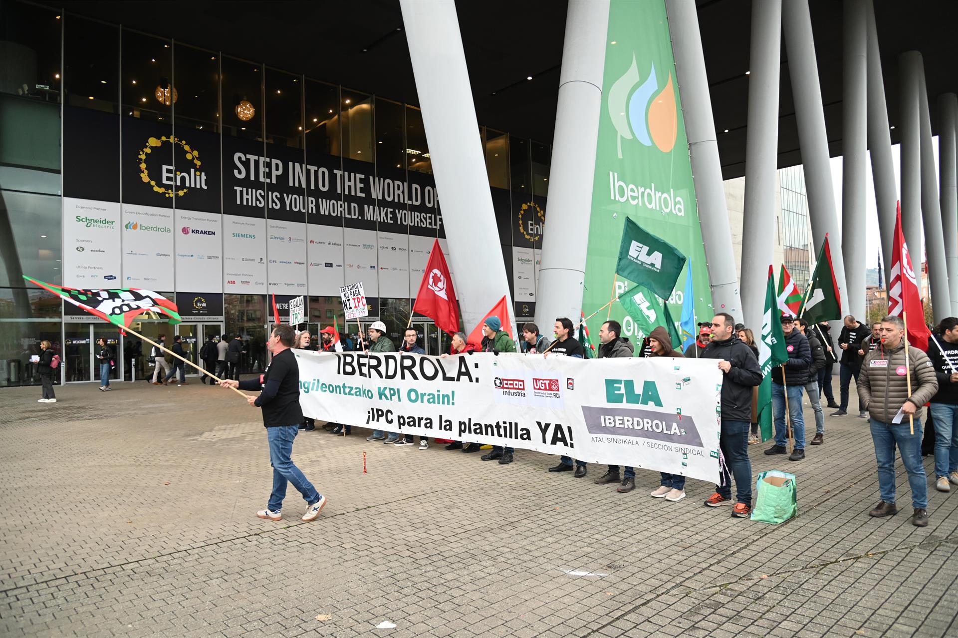 Iberdrolako langile batzordeko ordezkariak, protestan, Enlit Europen atarian | Argazkia: David de Haro/Europa Press