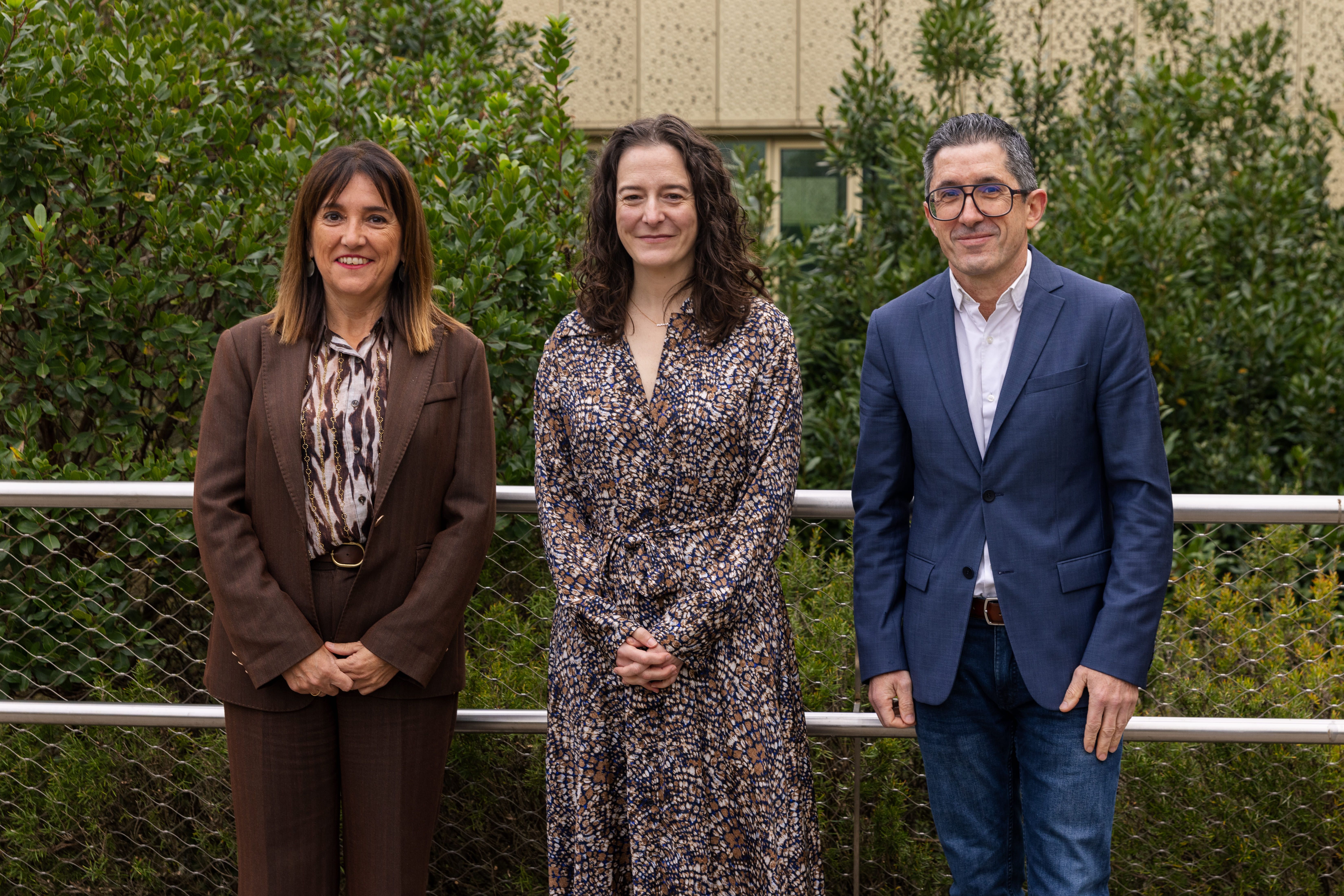 Leticia Landa erdian, Amaia Barredo eta Joxe Mari Aizegarekin | Argazkia: BCC