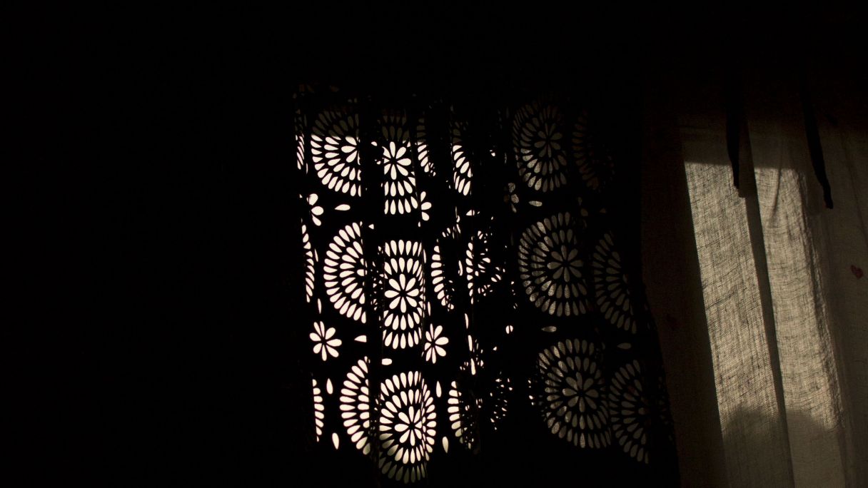 Nork argiztatzen du gela