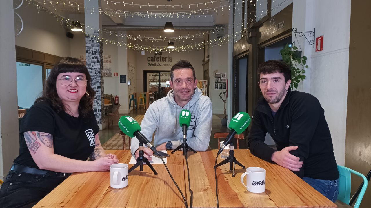 Ibon Txoperena (erdian), Hamaika Telebistan egindako elkarrizketan | Argazkia: utzitakoa