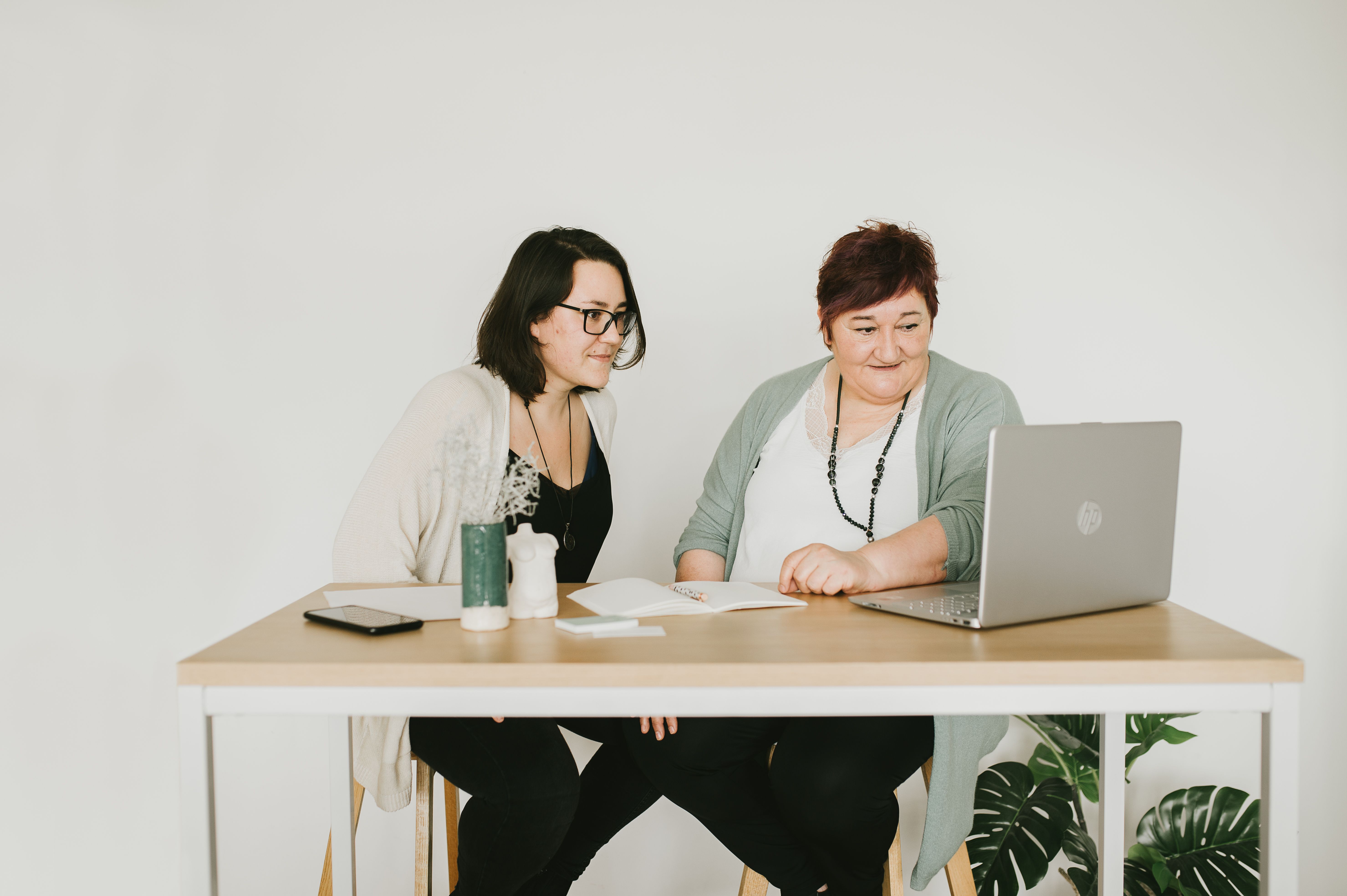 Ane Dorronsoro eta Marisol Lazkanoiturburu kooperatibako kideak | Argazkia: utzita