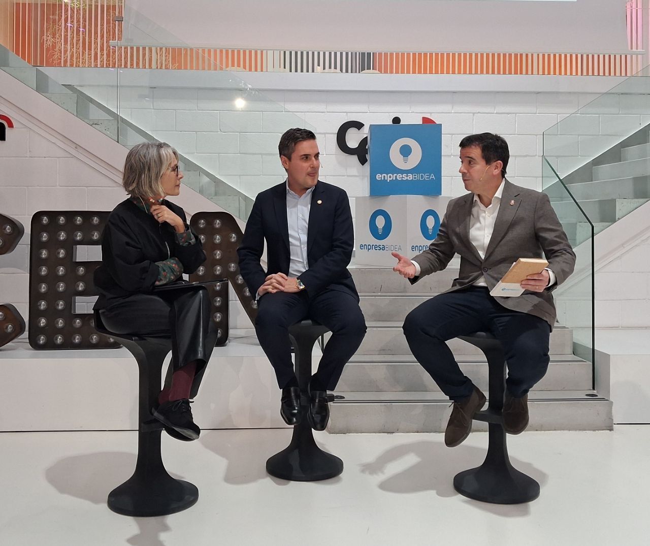 Pilar Kaltzada, Mikel Jauregi eta Mikel Irujorekin, gaur, Noainen | Argazkia: EnpresaBIDEA