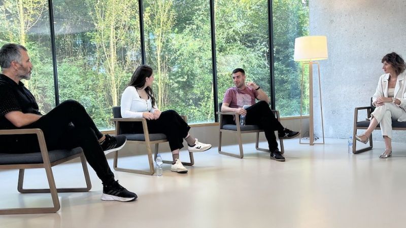 Beñat Azkargorta solasaldi batean (gorriz) | Argazkia: utzitakoa Beñat Azkargorta solasaldi batean (gorriz) | Argazkia: utzitakoa