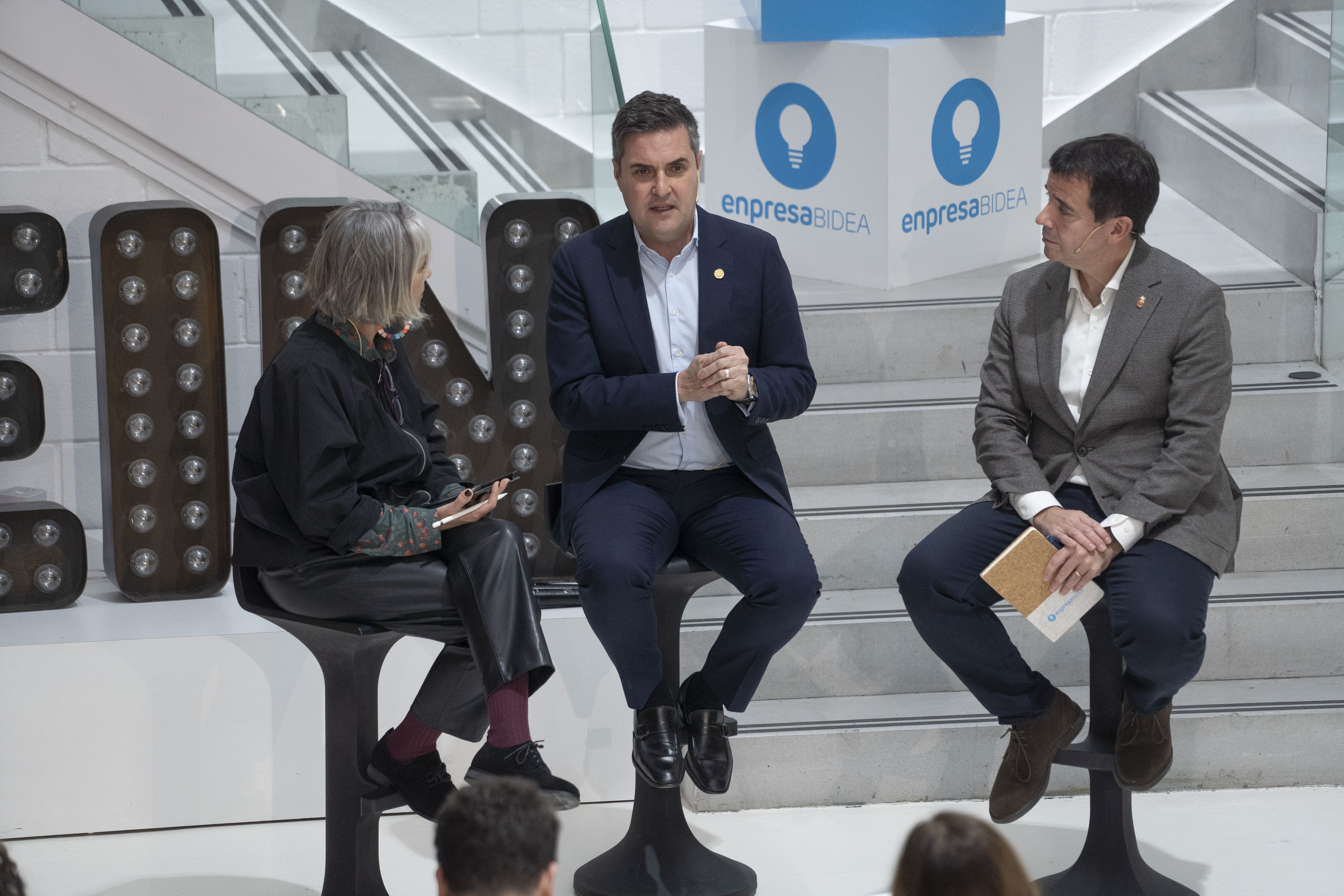 Mikel Jauregi sailburua eta Mikel Irujo kontseilaria, Pilar Kaltzadarekin solasean | Argazkia: Iñigo Uriz/Foku