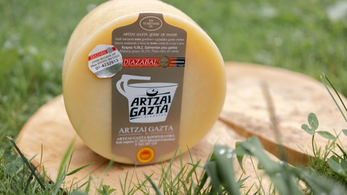 Gaztapack proiektua abiatu dute Artzai Gazta elkartearen, Eroskiren eta Idiazabalgo JIBen artean | Argazkia: Eroski