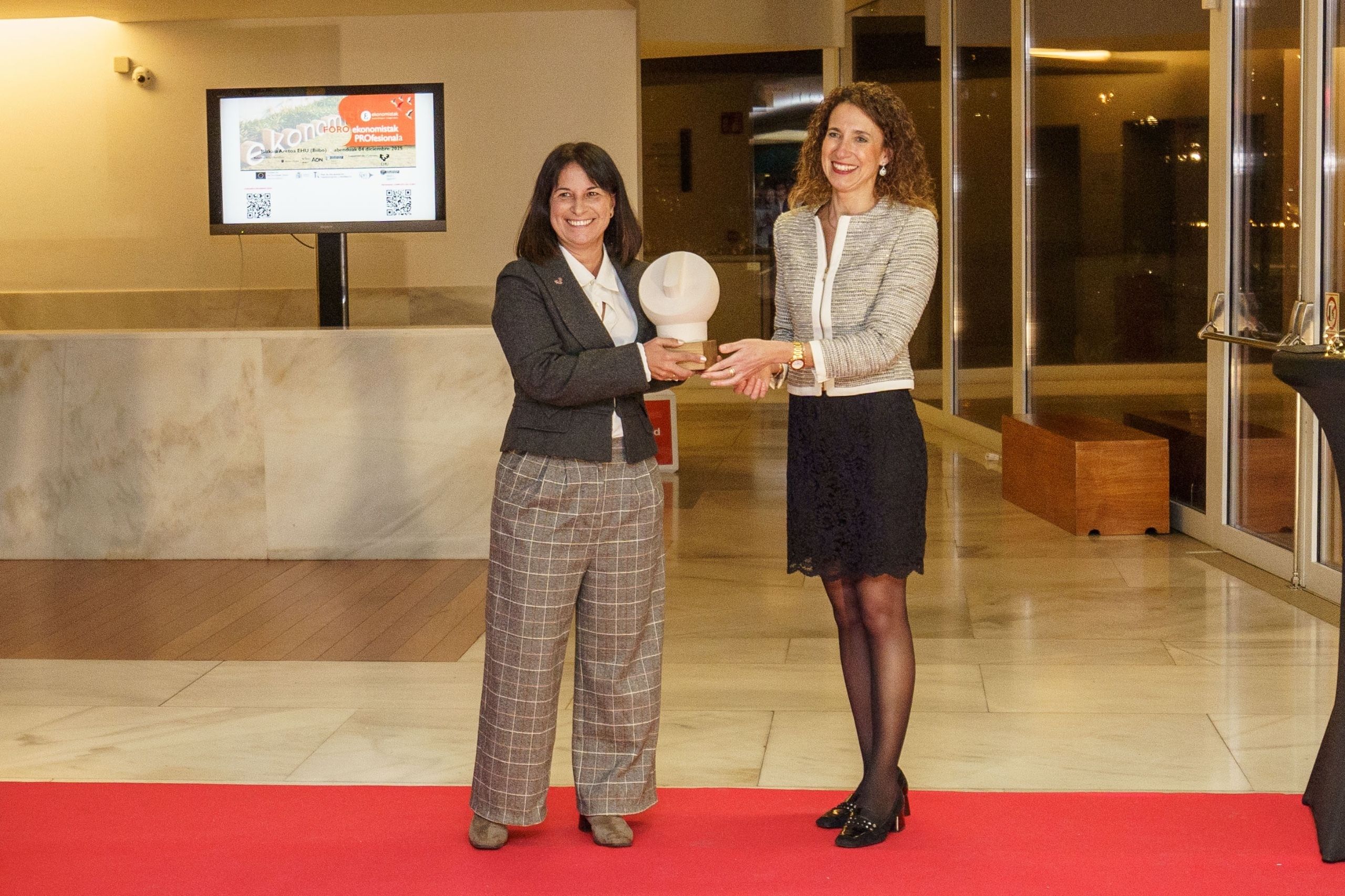 Leire San José Ekonomistak saria jasotzen Cristina Urarte elkargoko presidentearen eskutik | Argazkia: Ekonomistak Leire San José Ekonomistak saria jasotzen Cristina Urarte elkargoko presidentearen eskutik | Argazkia: Ekonomistak