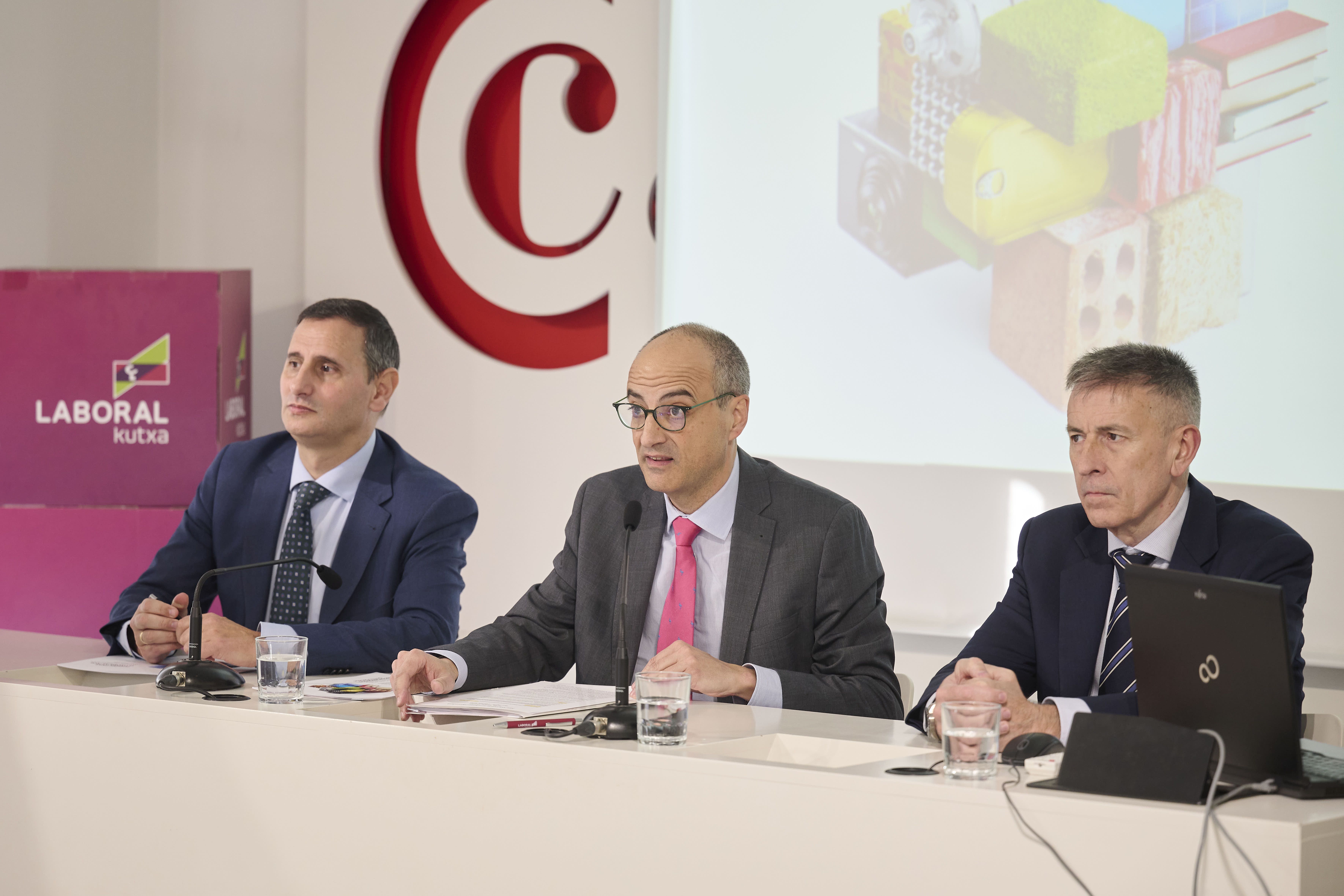 Javier Cortajarena Laboral Kutxako Lurralde zuzendaria, Ibon Urgoiti Negozio Garapenerako zuzendaria eta Joseba Madariaga Ikerketa departamentuko zuzendaria | Argazkia: utzitakoa Javier Cortajarena Laboral Kutxako Lurralde zuzendaria, Ibon Urgoiti Negozio Garapenerako zuzendaria eta Joseba Madariaga Ikerketa departamentuko zuzendaria | Argazkia: utzitakoa
