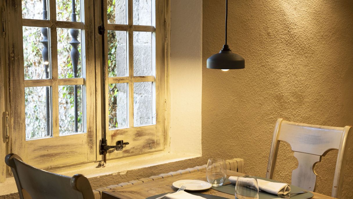 Prodein-ek diseinatutako lanparetako baten itxura jangela batean | Argazkia: utzitakoa