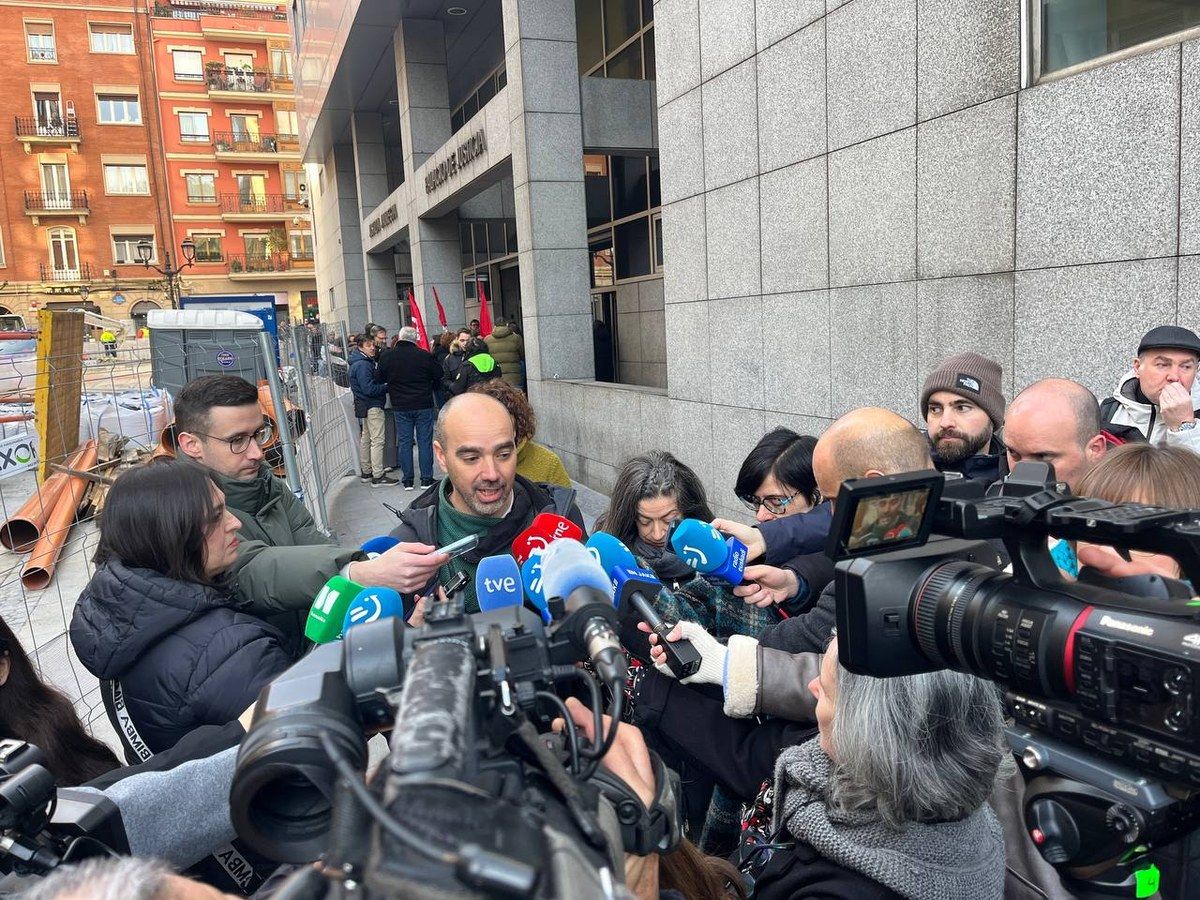 Pello Igeregi (ELA) gaur EAEko Auzitegi Nagusiaren kanpoaldean | Argazkia: ELA