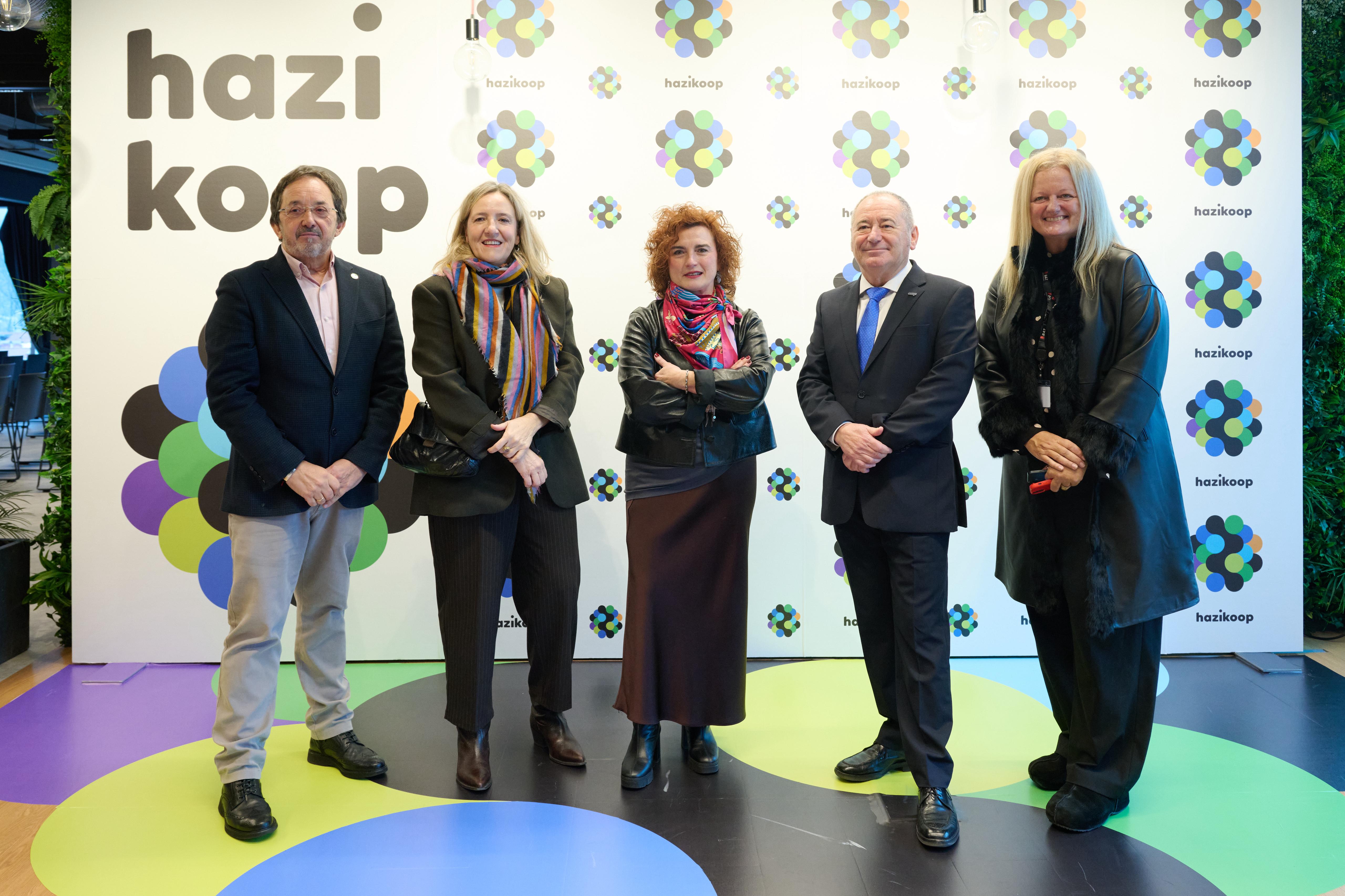 Marta Areizaga, eskuinetik hasita lehenengoa, Hazikoopen aurkezpenean | Argazkia: utzitakoa Marta Areizaga, eskuinetik hasita lehenengoa, Hazikoopen aurkezpenean | Argazkia: utzitakoa