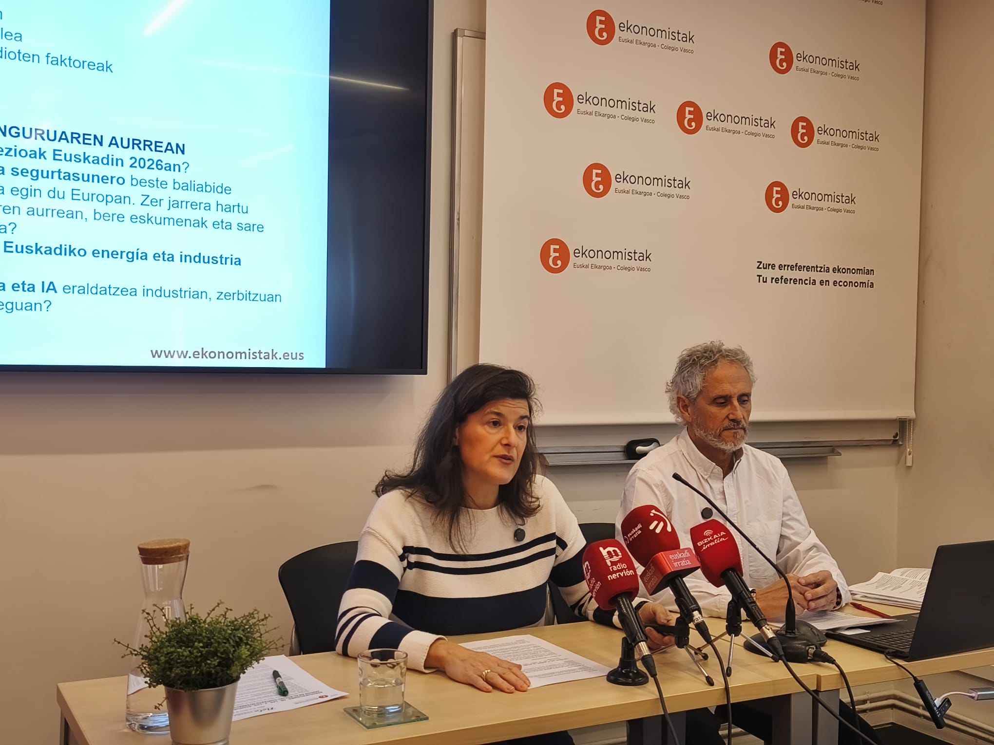 Noemi Peña eta Iñaki Fernandez de Gamboa elkargokideak atzoko agerraldian | Argazkia: Ekonomisten Euskal Elkargoa