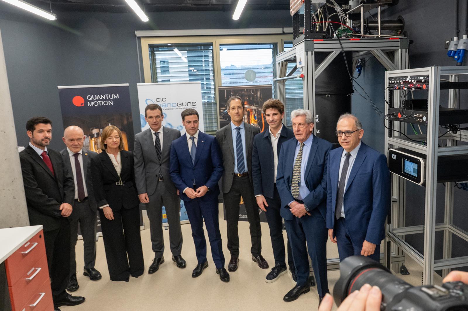 Dorre kuantiko berrian izan ziren atzo zenbait ordezkari publiko | Argazkia: Nanogune