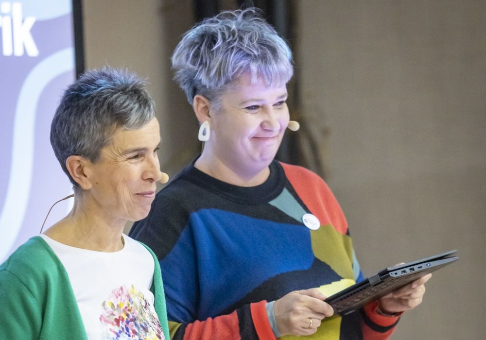 Oihane Sanz, eskubian, Emakumeak Zientzian egitasmoko aurkezpenean | Argazkia: utzitakoa