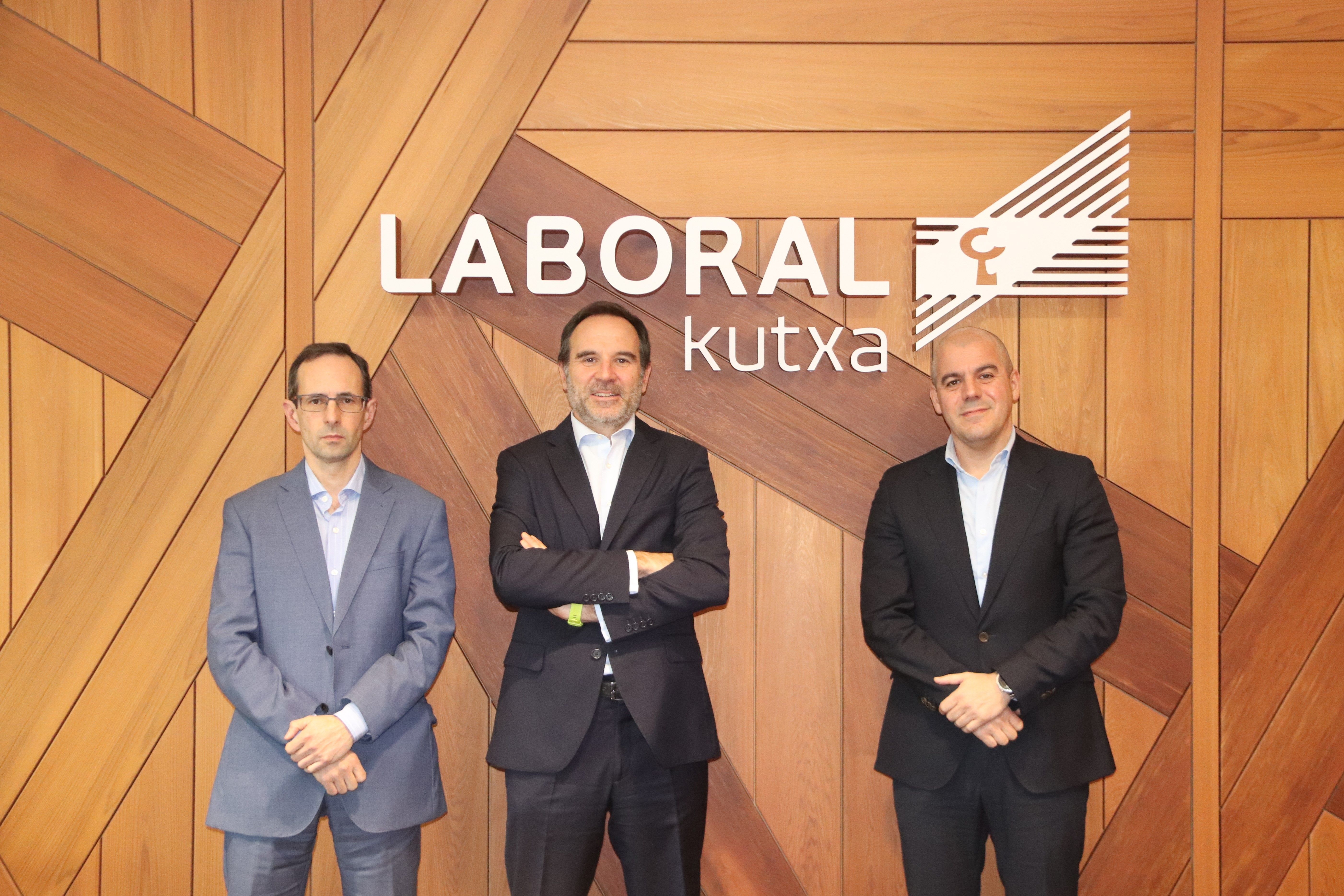 Aitor García Santamaría Caja Laboral Gestión SGIICeko zuzendari nagusia, Miguel Villalba Leirós Morgan Stanley Investment Management Iberiako zuzendaria eta Antonio J. Salas Rivera: Laboral Kutxako Negozio Partikularren Garapeneko zuzendaria | Argazkia: Laboral Kutxa