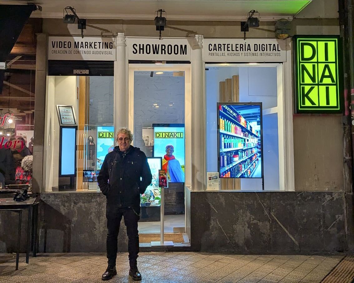 Iñaki Amurrio Dinaki enpresaren 'showroom'aren aurrean | Argazkia: utzita Iñaki Amurrio Dinaki enpresaren 'showroom'aren aurrean | Argazkia: utzita