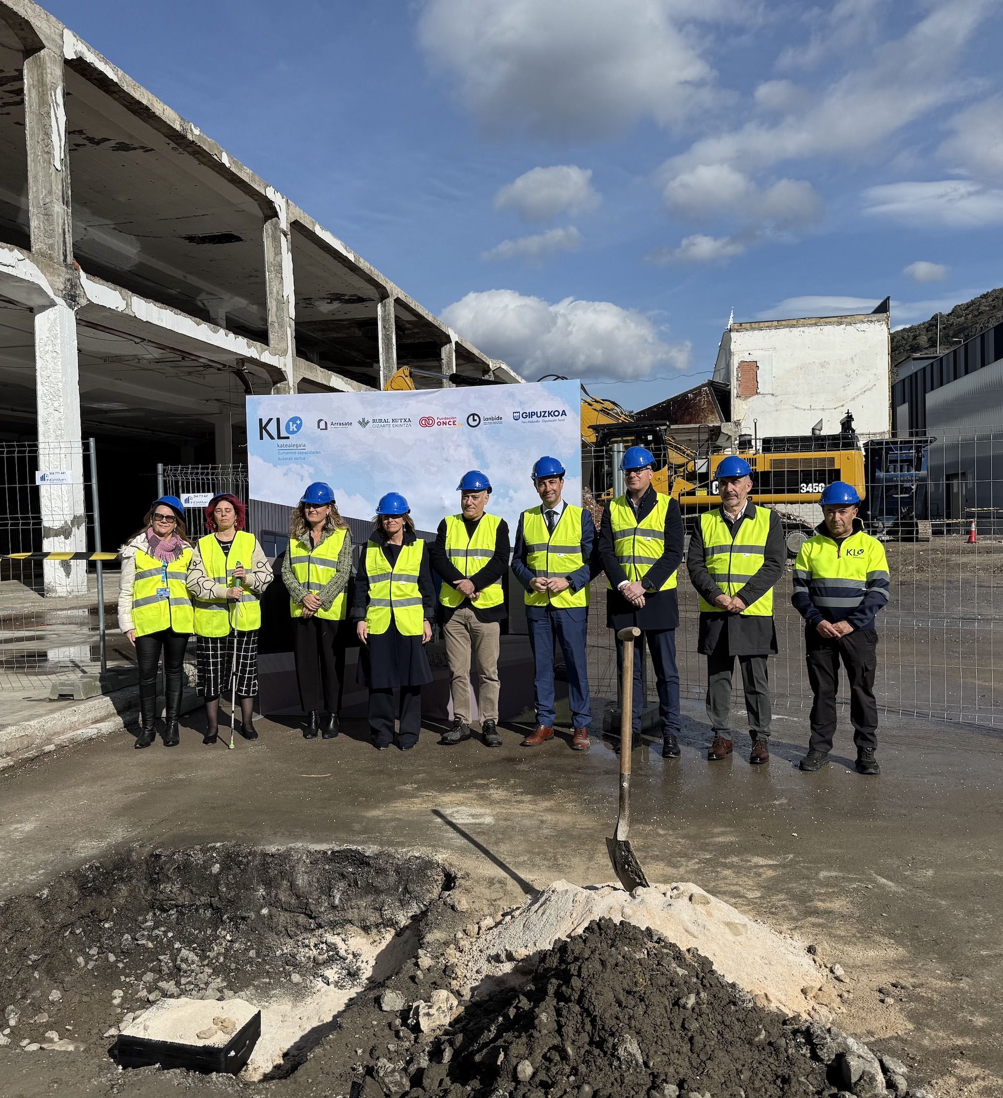 Eraikin berriaren lehen harria jarri dute gaur | Argazkia: KL Katealegaia Eraikin berriaren lehen harria jarri dute gaur | Argazkia: KL Katealegaia