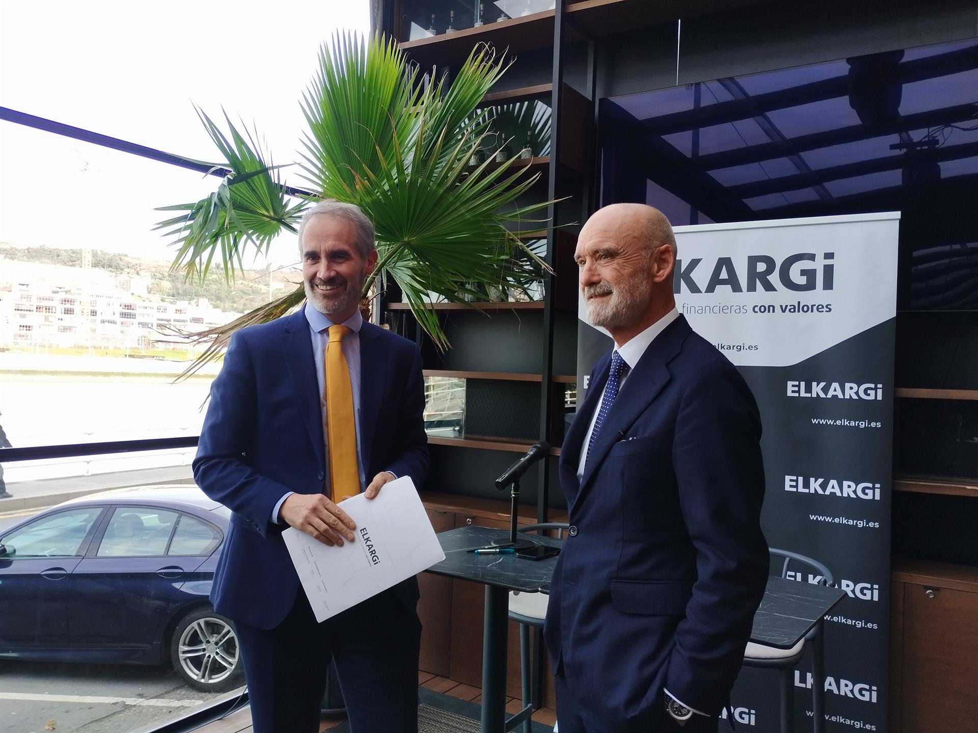 Zenon Vazquez Elkargiko zuzendari nagusia, eta Lander Arteche presidentea, atzoko agerraldian | Argazkia: Europa Press Zenon Vazquez Elkargiko zuzendari nagusia, eta Lander Arteche presidentea, atzoko agerraldian | Argazkia: Europa Press