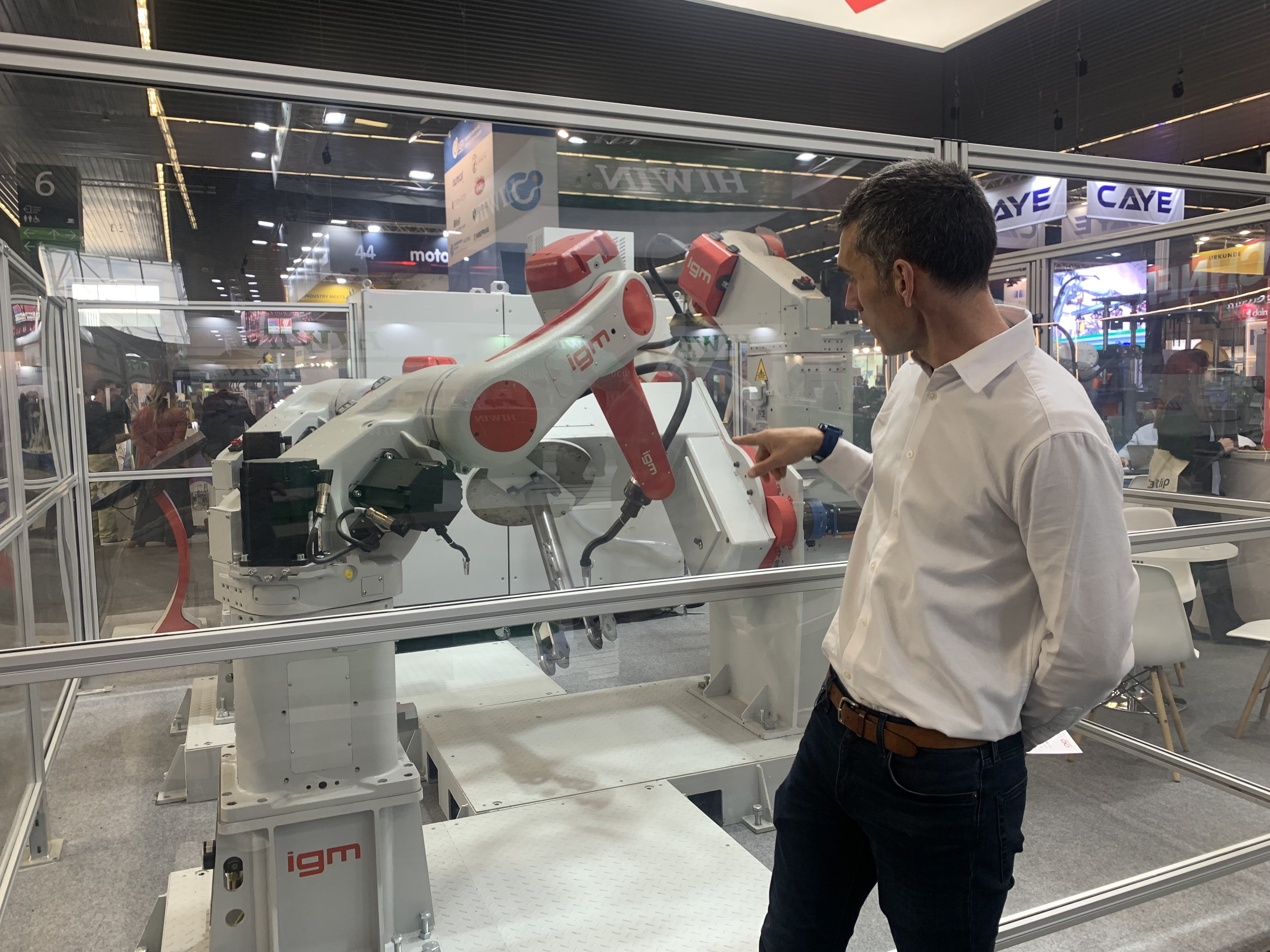 Guillermo Gariz Iruña Automationeko Administrazio Kontseiluko eta departamentu Komertzialeko kidea, IGMren robotarekin | Argazkia: EnpresaBIDEA Guillermo Gariz Iruña Automationeko Administrazio Kontseiluko eta departamentu Komertzialeko kidea, IGMren robotarekin | Argazkia: EnpresaBIDEA