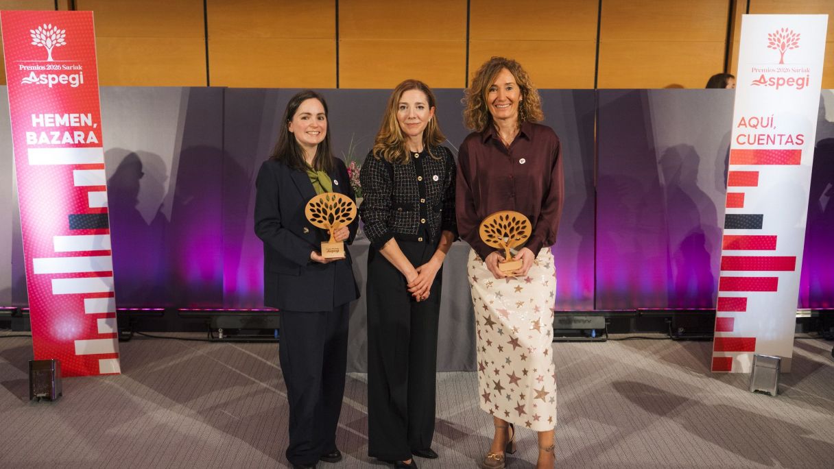 Mugerza (eskuinean) Iratxe Pascual Aspegiko presidentearekin eta Eider Sanchez aurtengo beste sarituarekin | Argazkia: Aspegi Mugerza (eskuinean) Iratxe Pascual Aspegiko presidentearekin eta Eider Sanchez aurtengo beste sarituarekin | Argazkia: Aspegi