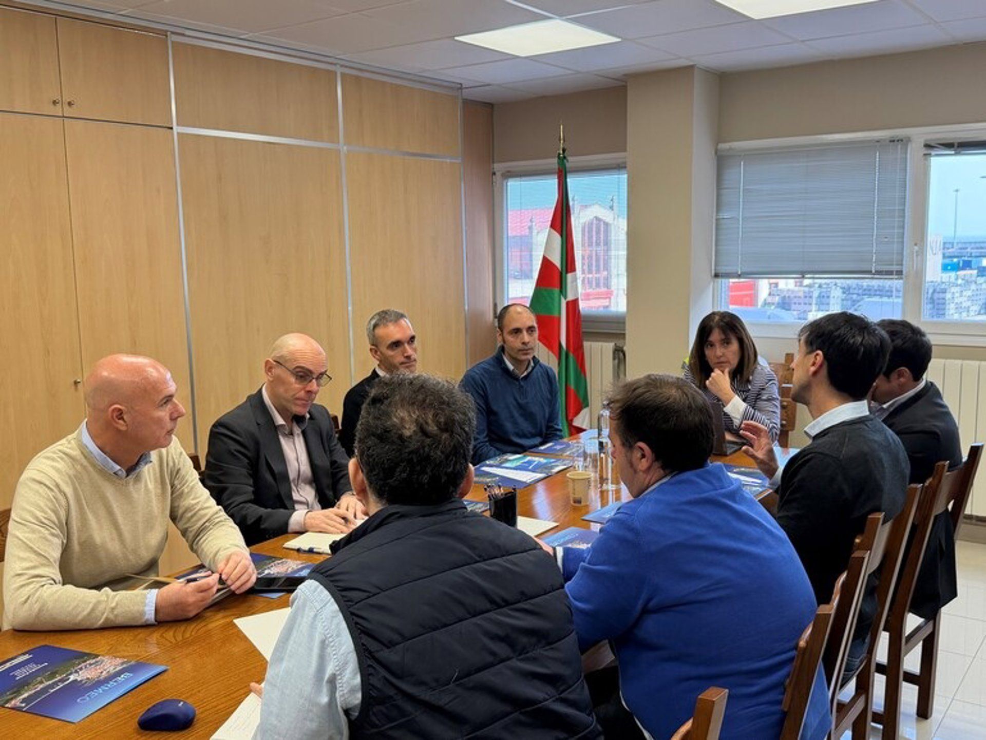 Bilera Bermeoko portuan | Argazkia: Eusko Jaurlaritza Bilera Bermeoko portuan | Argazkia: Eusko Jaurlaritza