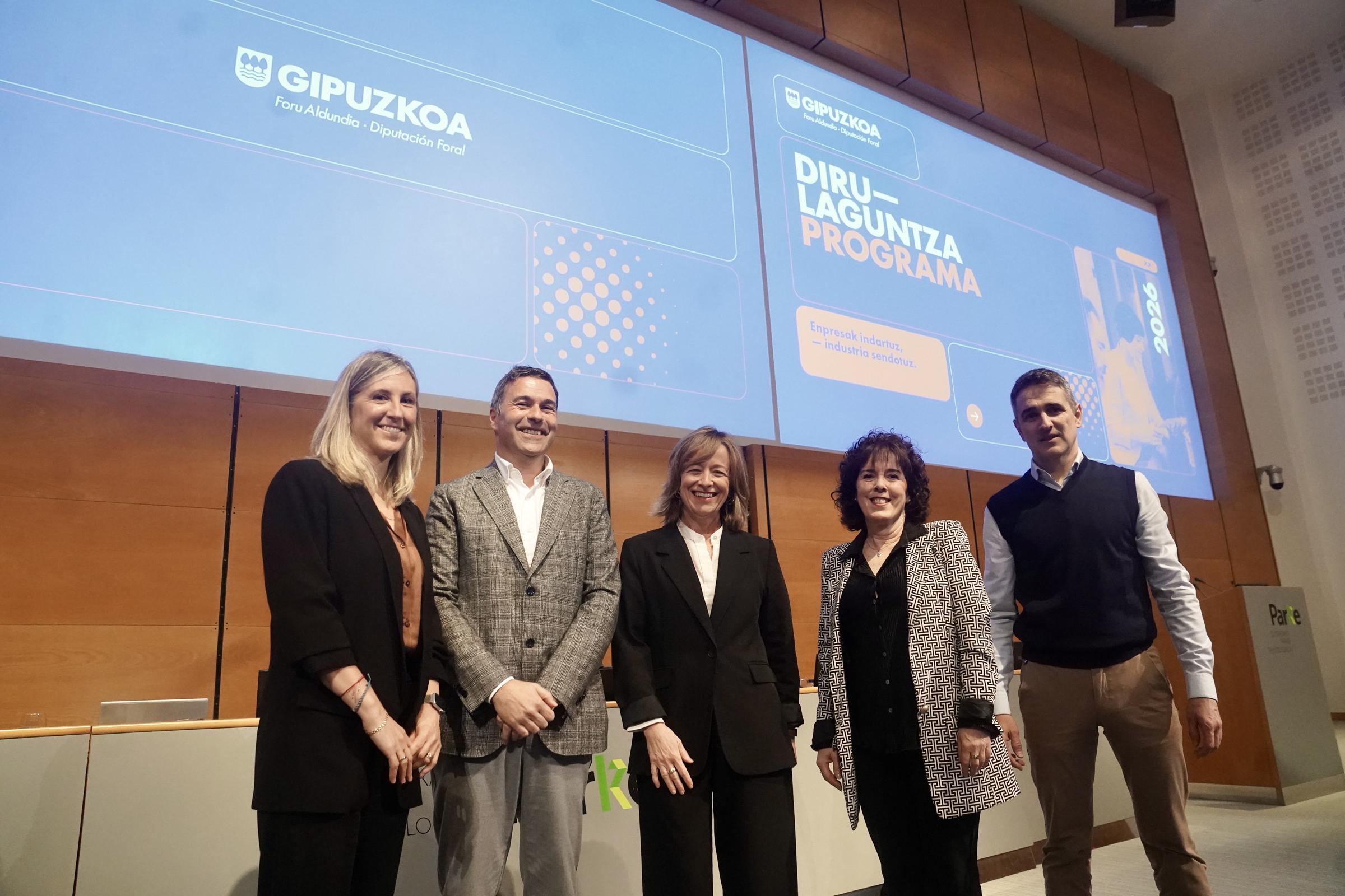 Gipuzkoako diputatu nagusi Eider Mendoza (erdialdean), Aldundiko Ekonomia Sustapeneko departamentuko taldekideekin batera | Argazkia: Gipuzkoako Foru Aldundia