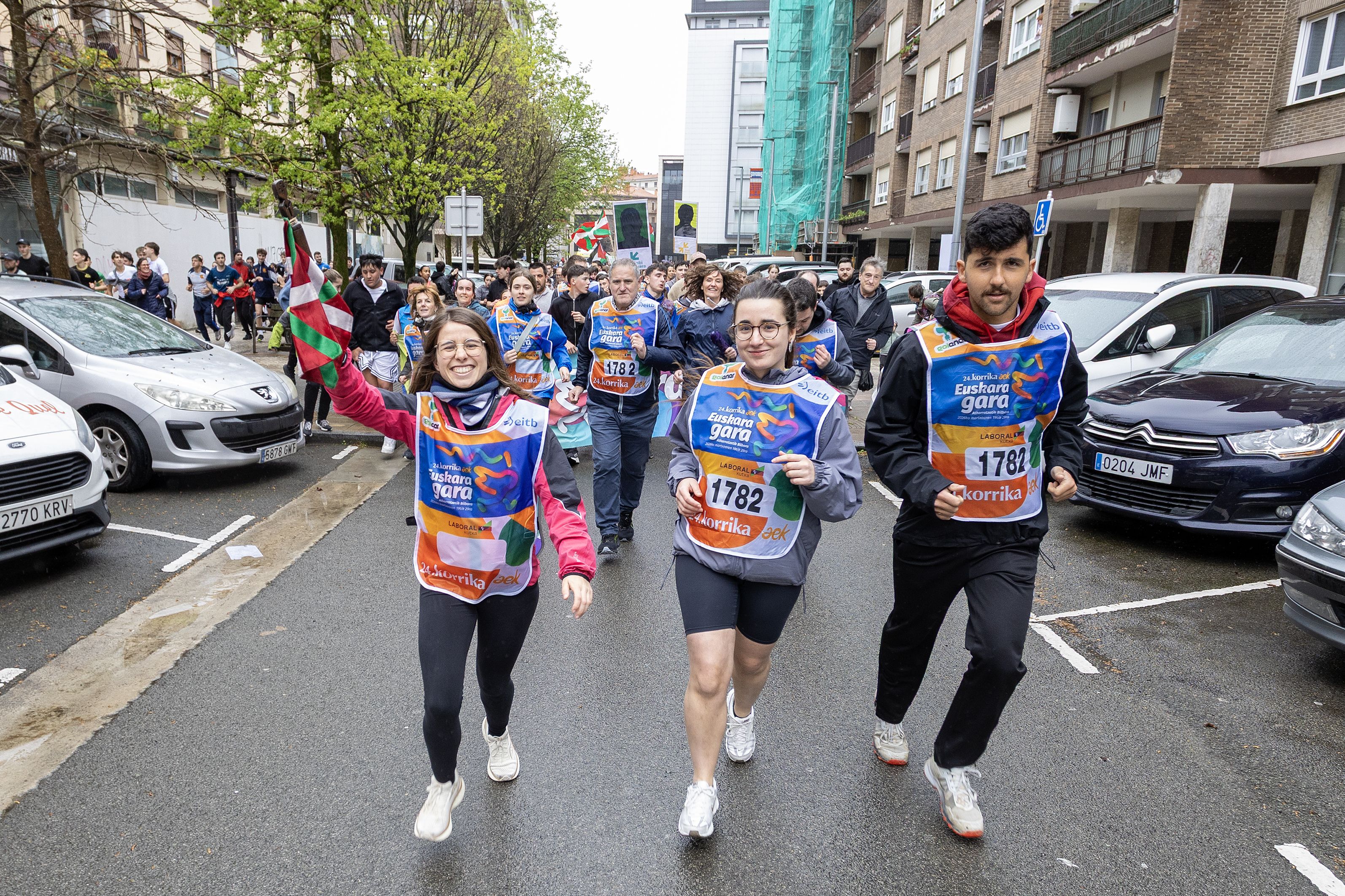 EnpresaBIDEAko kideak lekukoa daramatela Lasarten | Argazkia: Maialen Andres / Foku EnpresaBIDEAko kideak lekukoa daramatela Lasarten | Argazkia: Maialen Andres / Foku