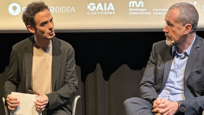 Olagarai eta Laka atzoko solasaldian | Argazkia: Irekia