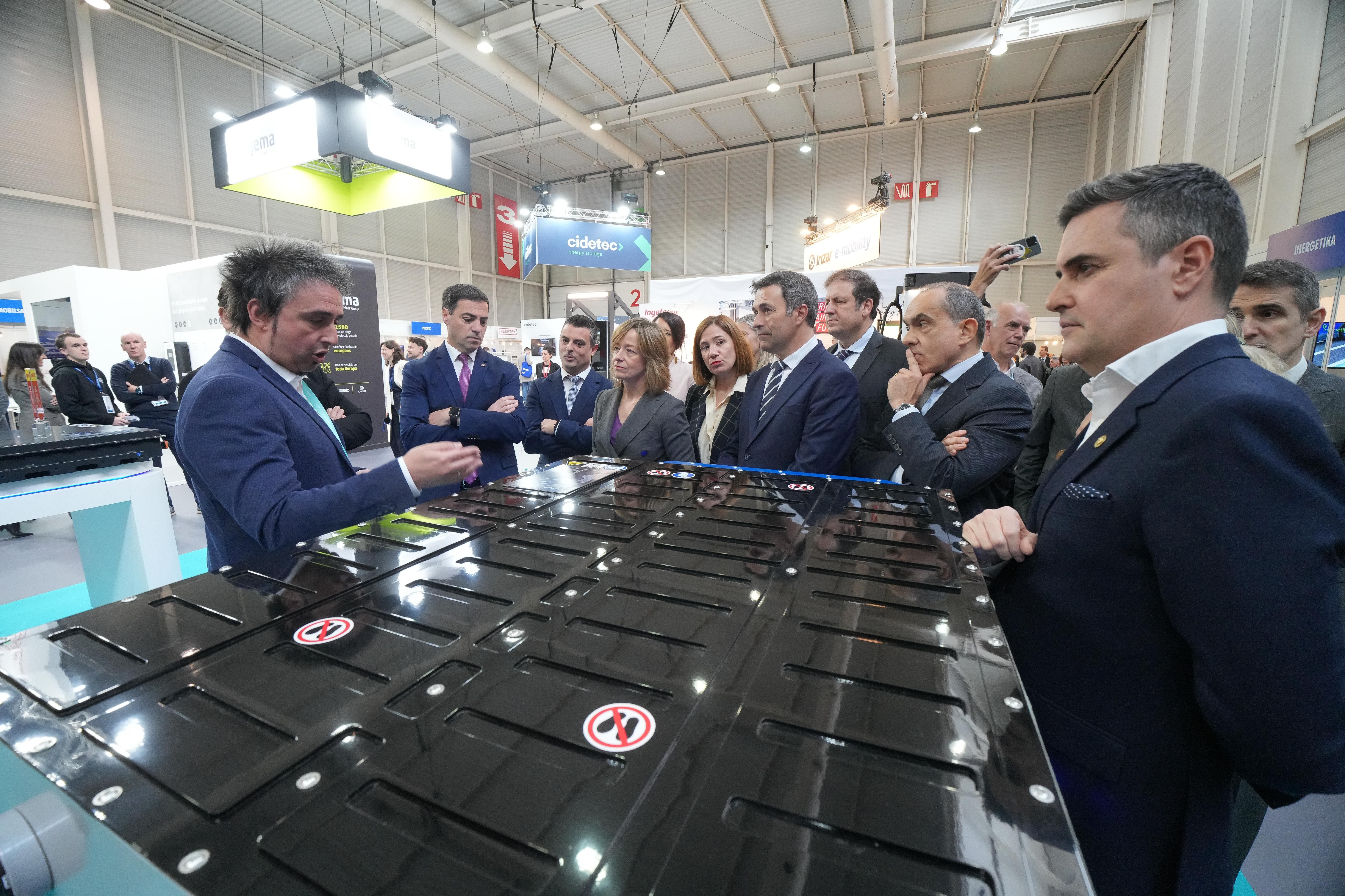 Imanol Pradales eta beste zenbait ordezkari politiko atzo Mubil Mobility Expon | Argazkia: Gipuzkoako Foru Aldundia Imanol Pradales eta beste zenbait ordezkari politiko atzo Mubil Mobility Expon | Argazkia: Gipuzkoako Foru Aldundia