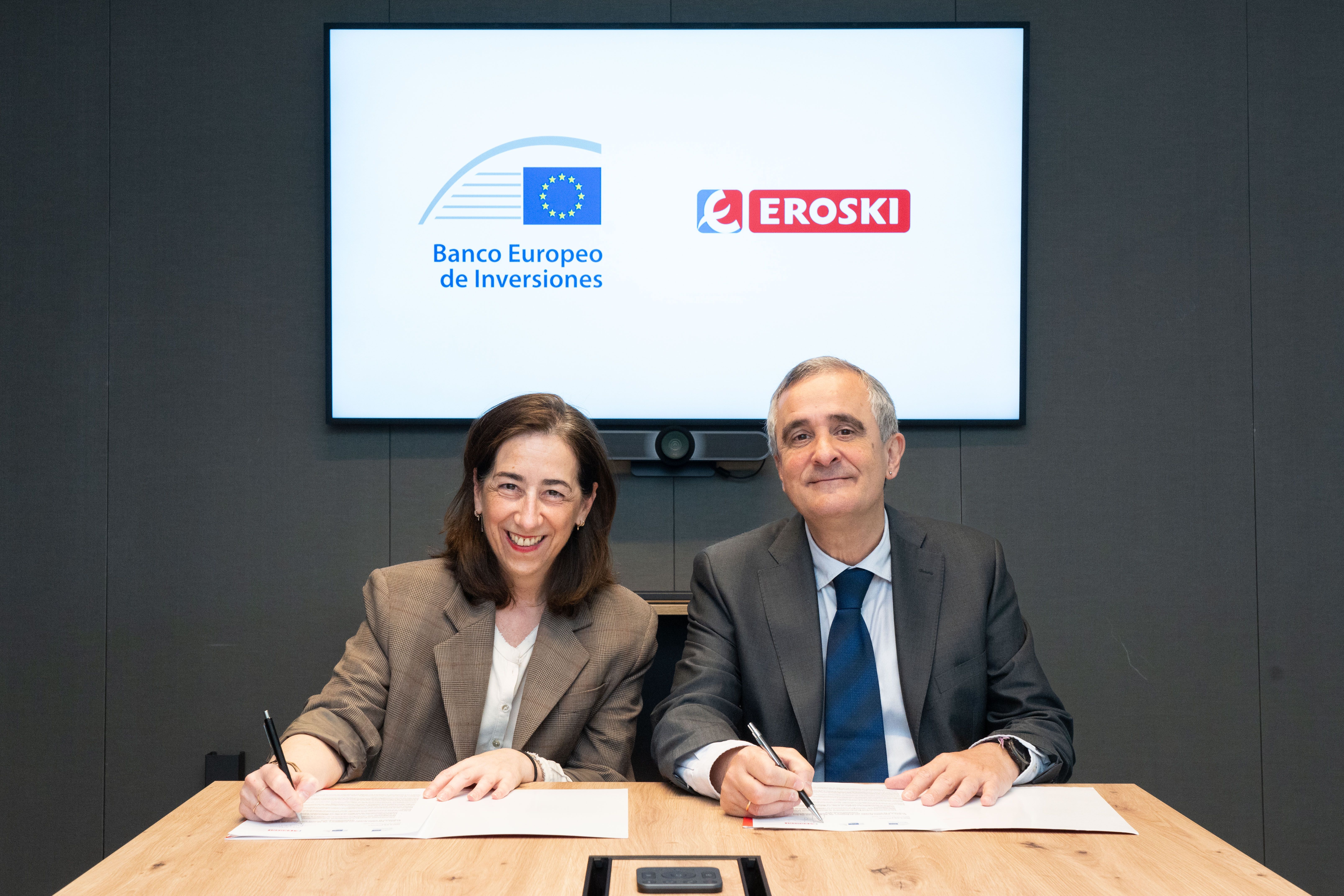 Pilar Solano (EIB) eta Josu Mugarra (Eroski) | Argazkia: Eroski Pilar Solano (EIB) eta Josu Mugarra (Eroski) | Argazkia: Eroski