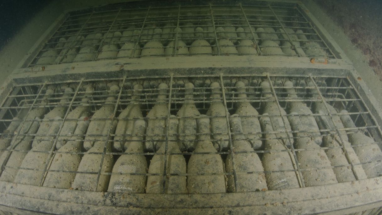 Botilak ur azpian | Argazkia: © Crusoe Treasures upategia