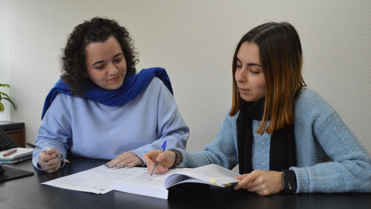 Ezker eskuin Ainhoa Altzuguren eta Nora Morales II