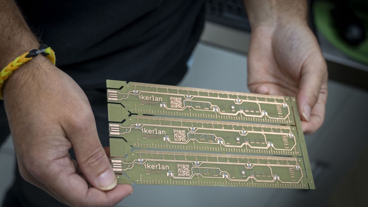 Ikerlanen hutsetik ekoitzitako plaka, oraindik osagairik gabe | Argazkia: Foku