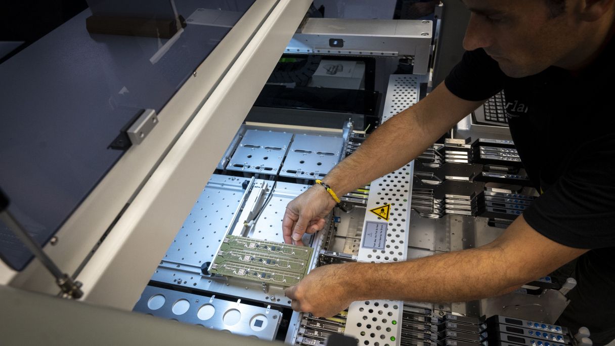 'Pick and place' makinak osagaiak plaka gainean jartzeko balio du | Argazkia: Foku