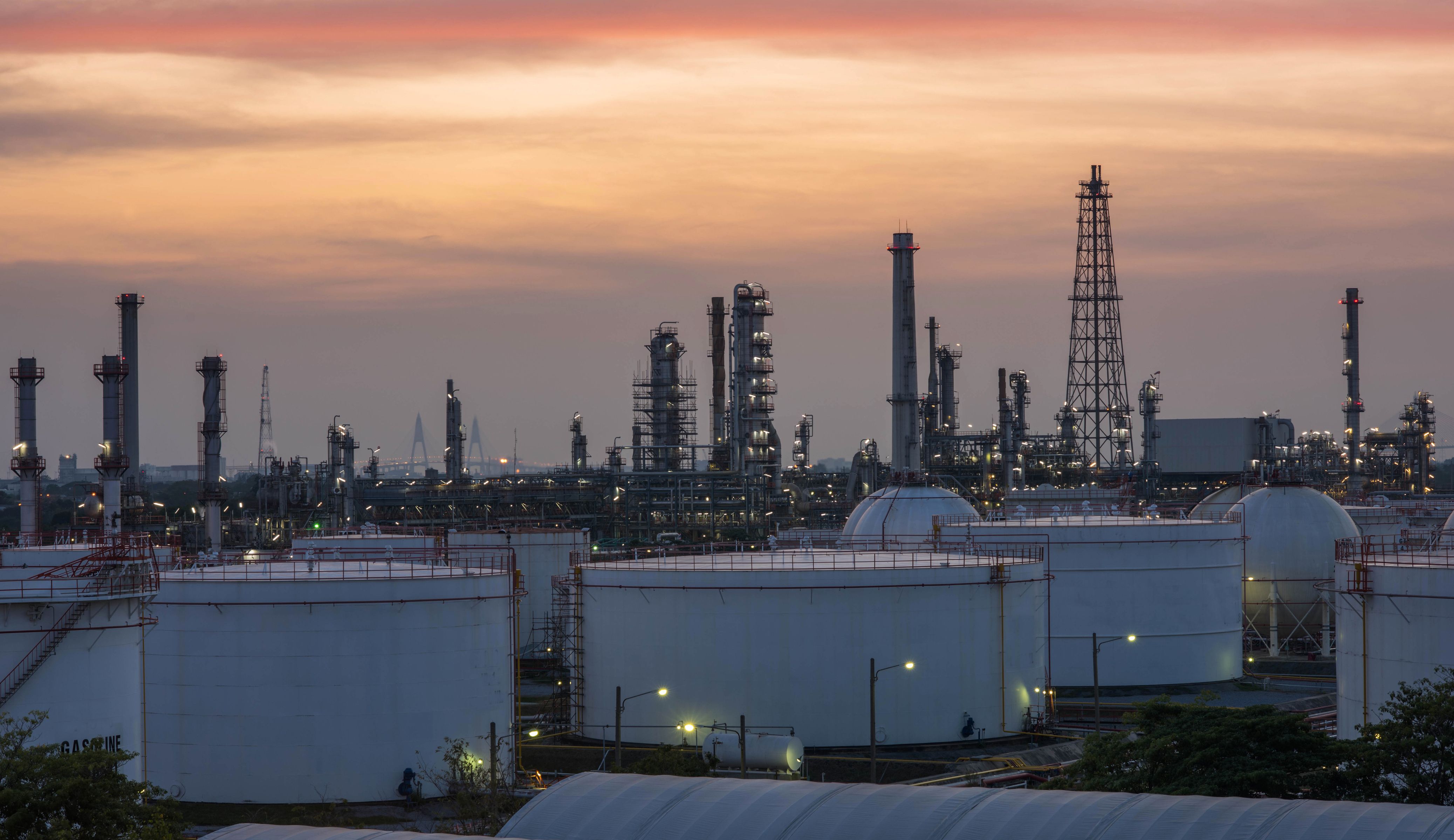 Arabiar Emirerri Batuetako petrolio findegi bat | Argazkia: iStock