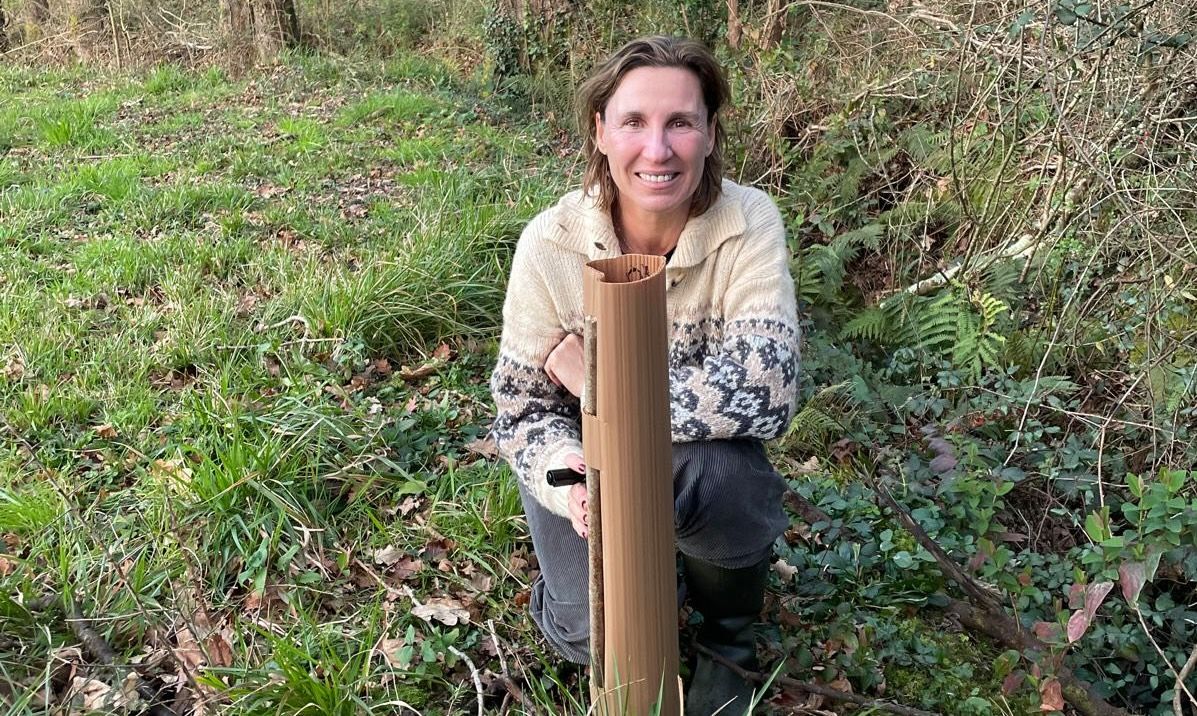 Compostreeren sortzaile Isabel Abascal zuhaitzak babesteko material biodegradagarriarekin | Argazkia: utzitakoa