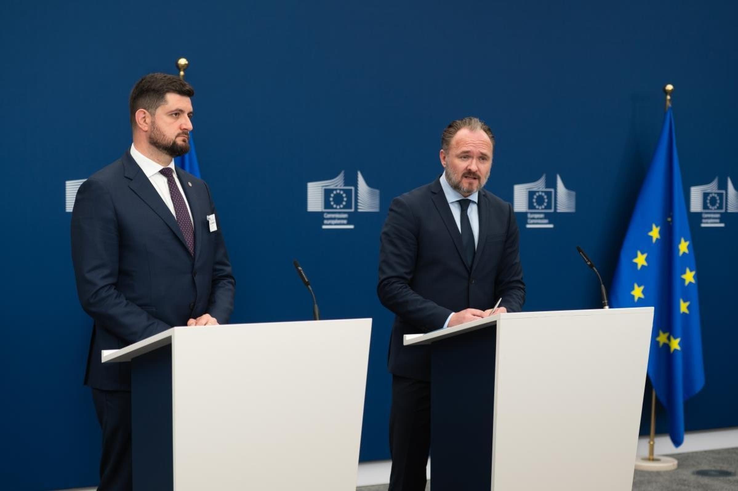 Dorin Junghietu Moldaviako energia ministroa eta Dan Jorgensen Europako energia komisarioa, gaur, Bruselan | Argazkia: Europako Batzordea 