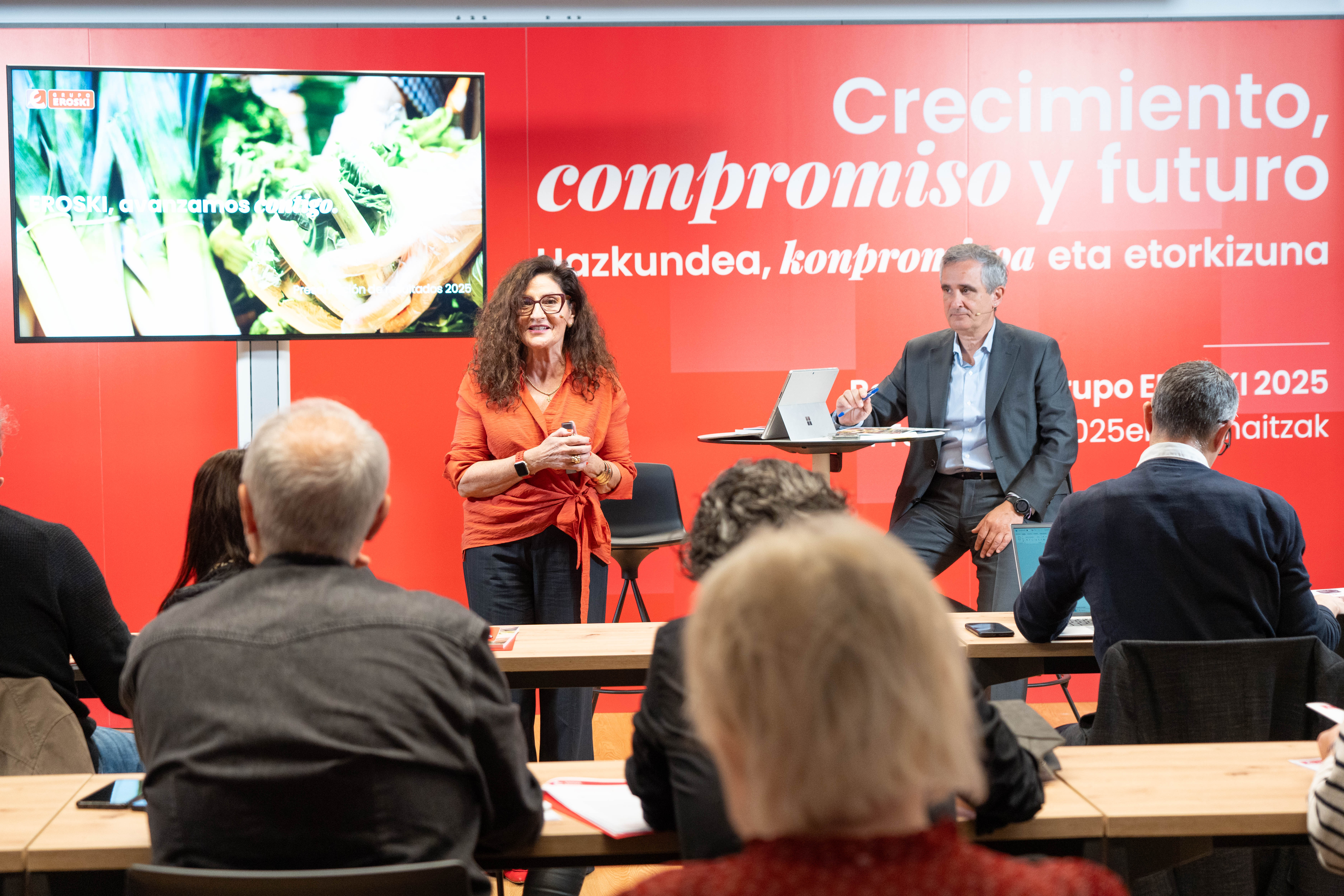 Rosa Carabel Eroskiko zuzendaria eta Josu Mugarra finantza arduraduna | Argazkia: Eroski