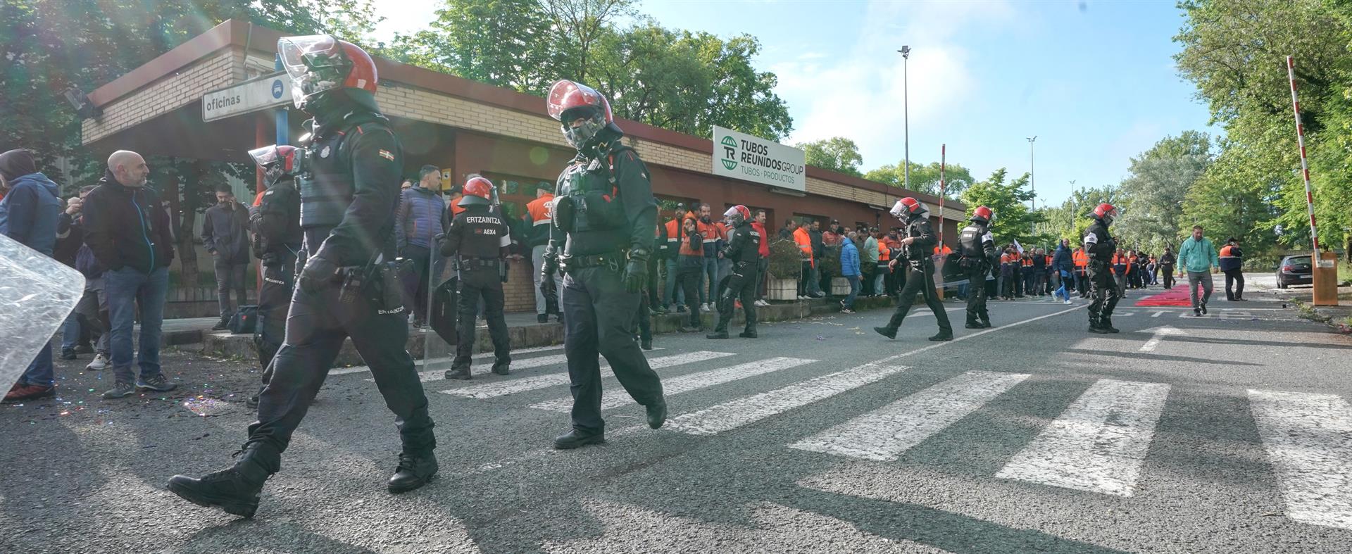 Ertzaintzaren furgoietan sartu dira bozkatu dutenak asanbleara | Argazkia: Iñaki Berasaluce/Europa Press