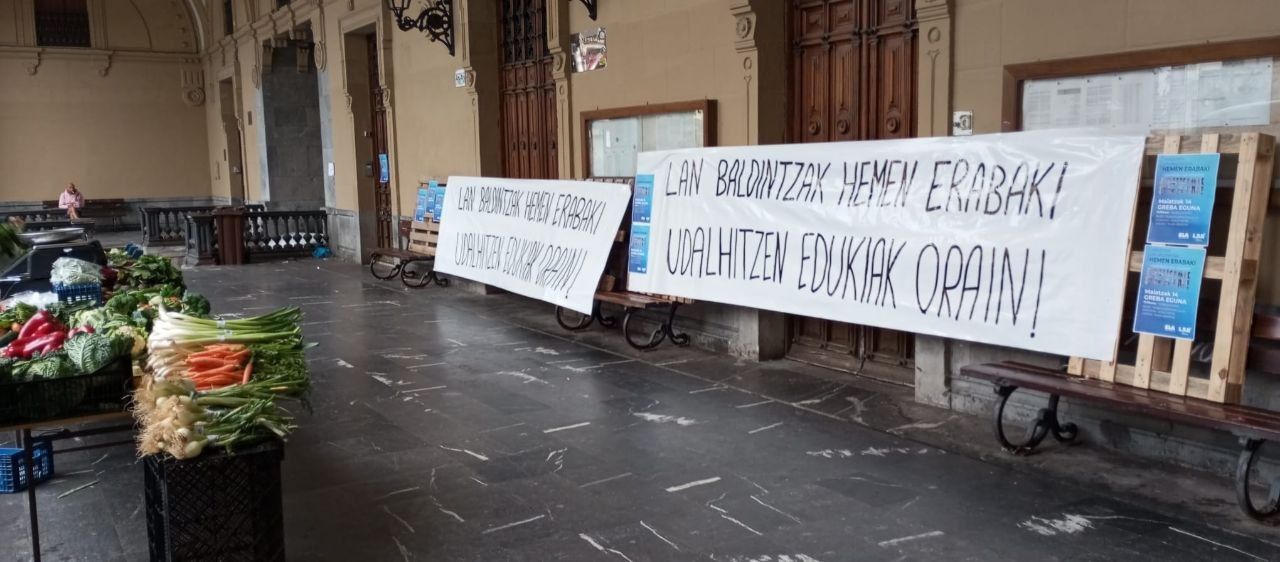 Hernaniko (Gipuzkoa) udala, gaur, itxita | Argazkia: LAB Sindikatua